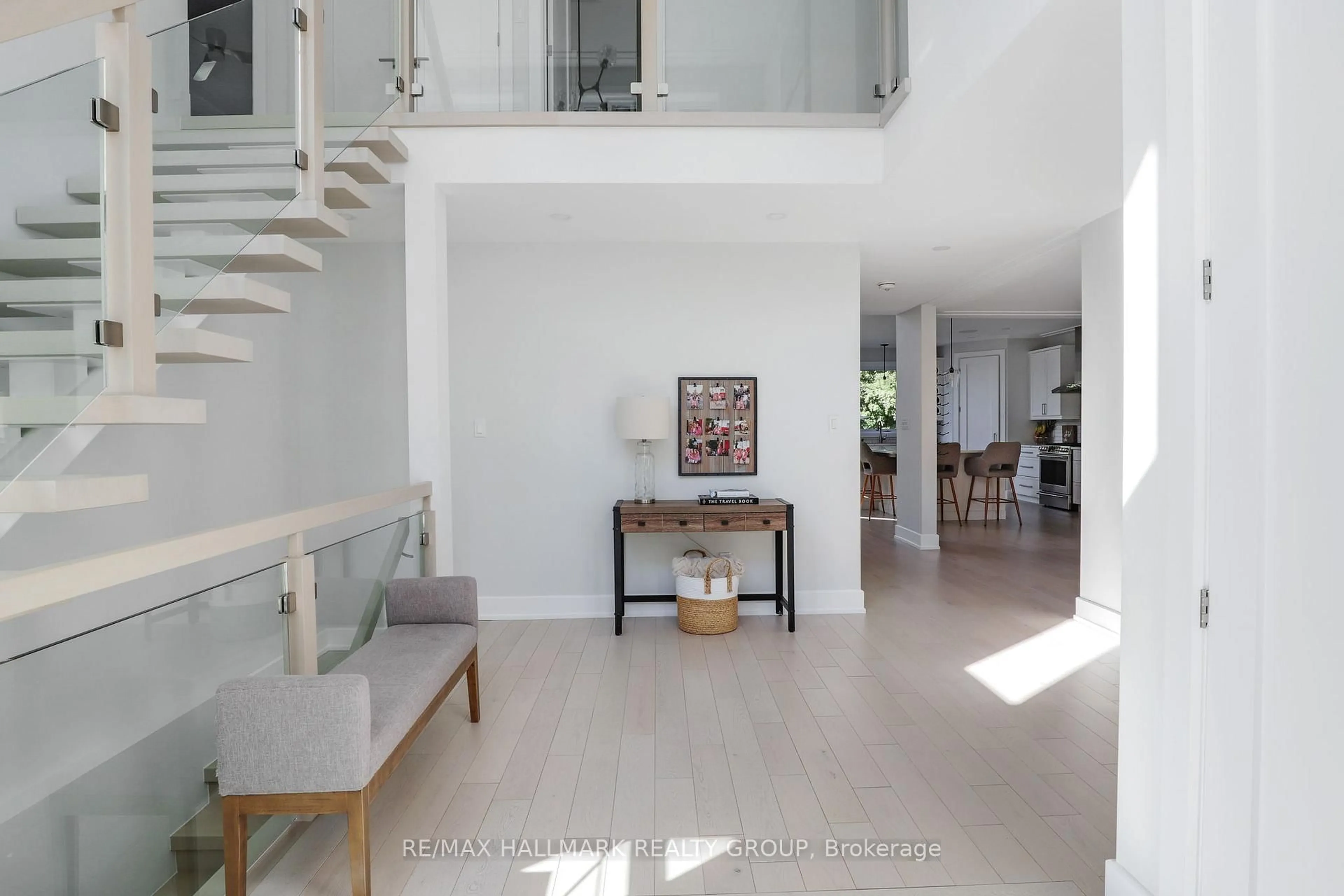Indoor foyer for 668 Mansfield Ave, Ottawa Ontario K2A 2T6