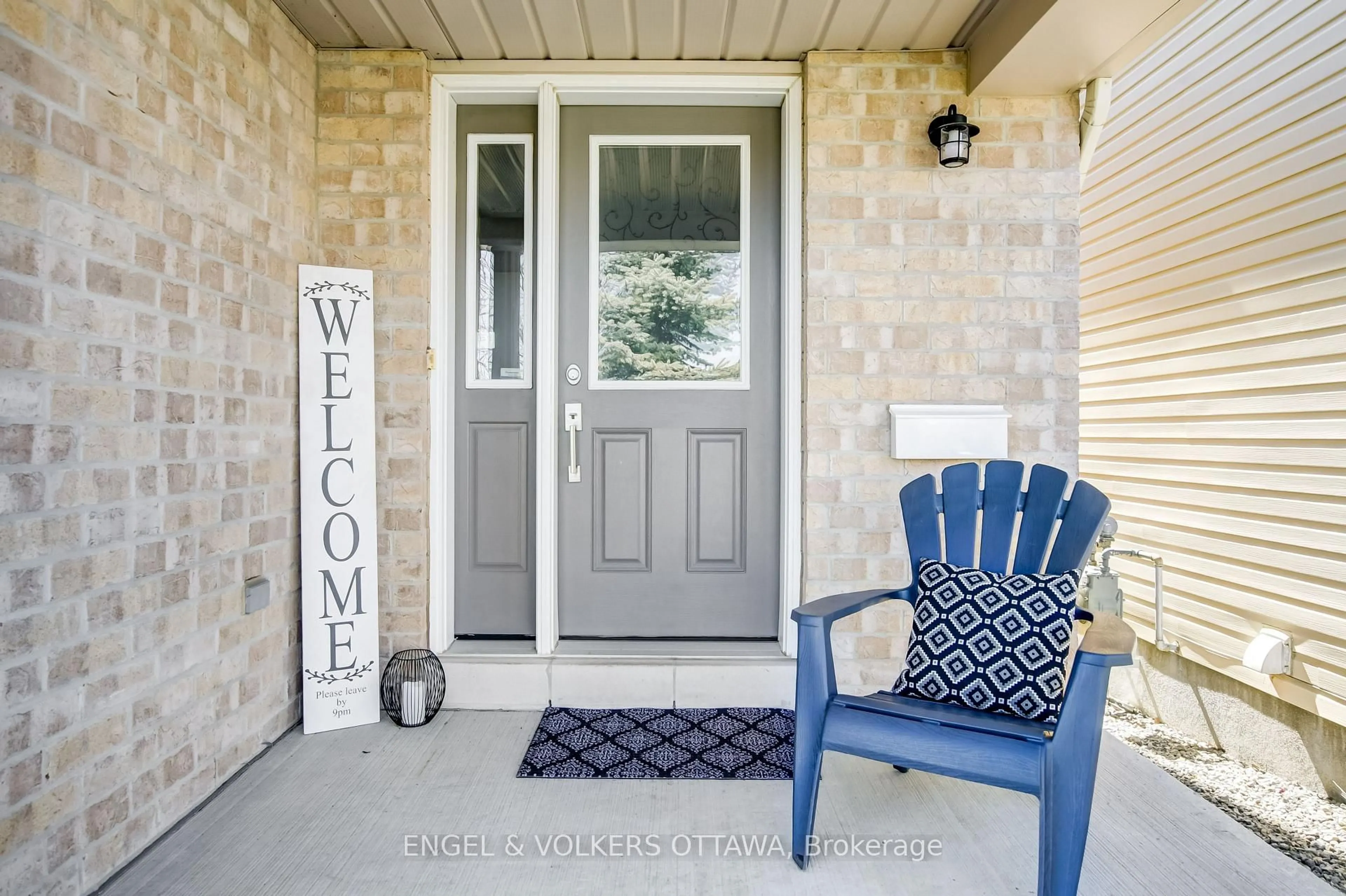 Indoor entryway for 398 Abbeydale Circ, Ottawa Ontario K2K 0E8