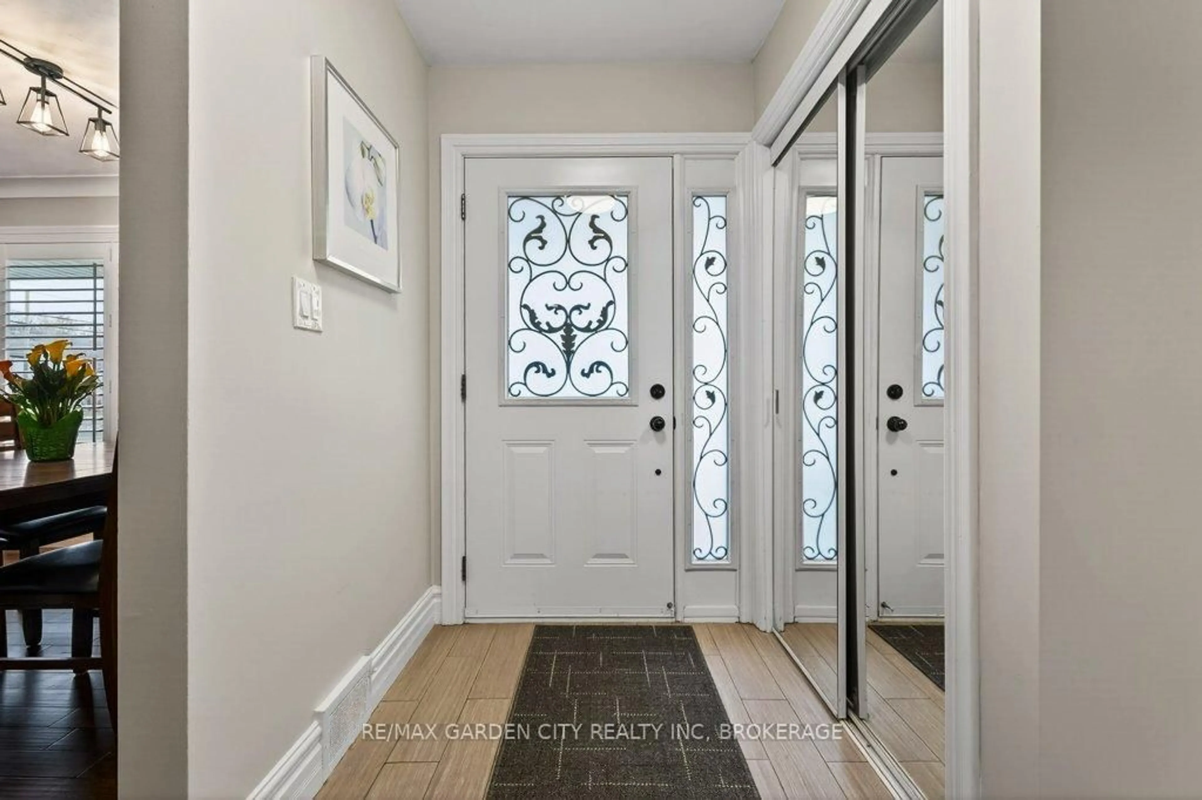 Indoor entryway for 2 Lynnwood Ave, Grimsby Ontario L3M 2X6