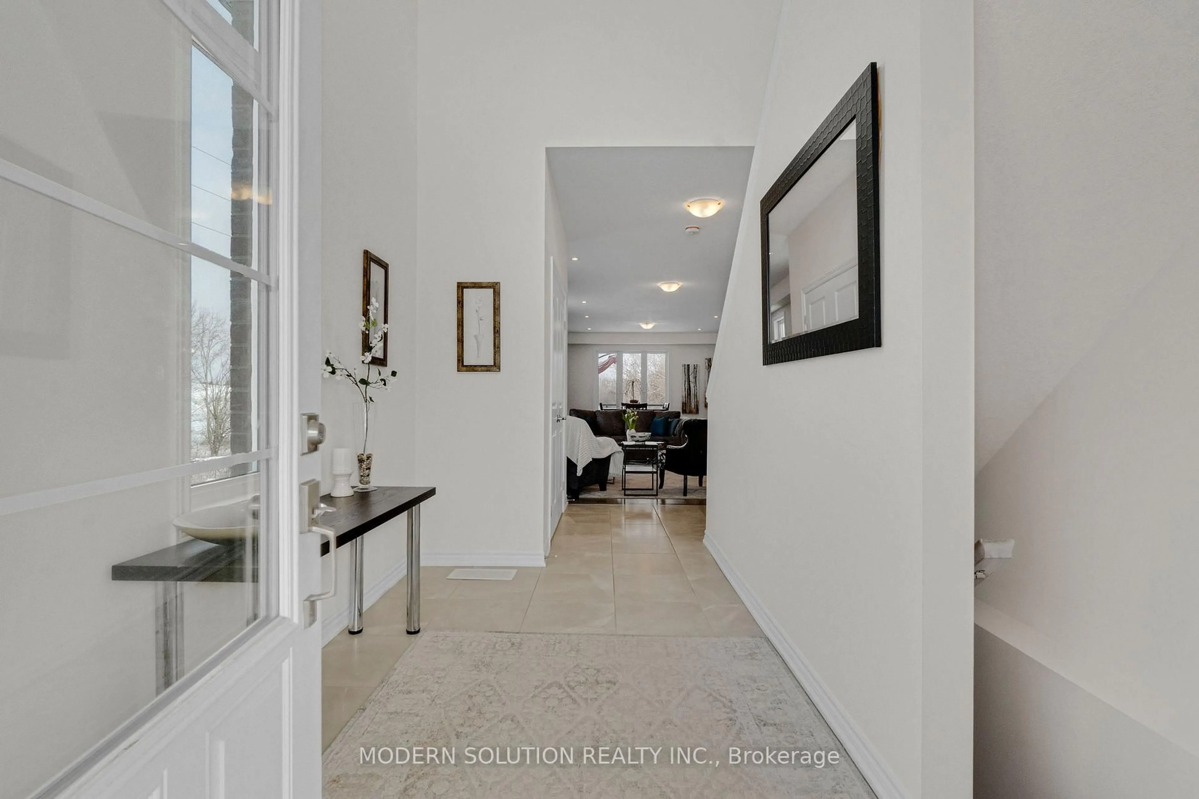 Indoor foyer for 99 Creighton Ave, Guelph Ontario N1E 0H8