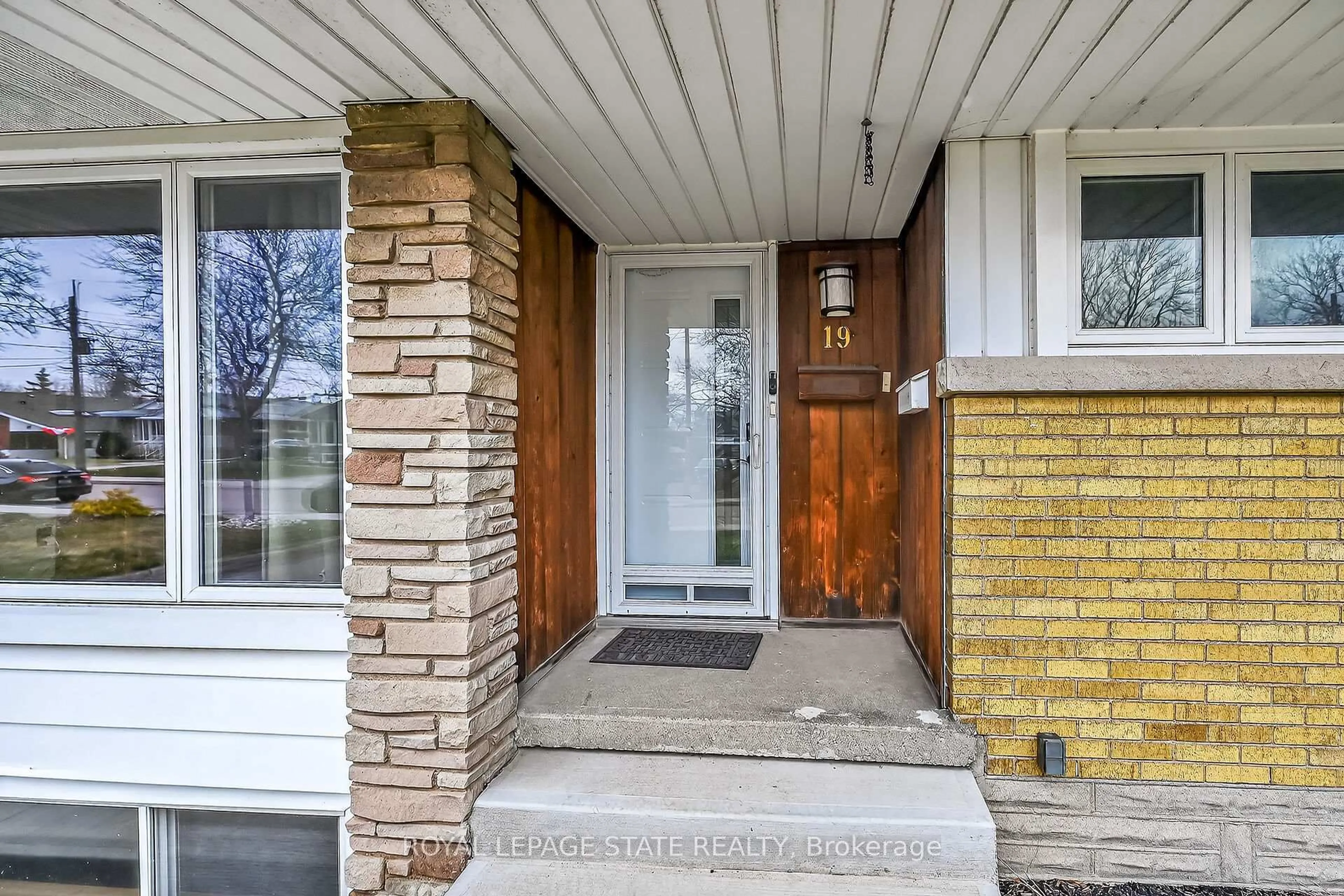 Indoor entryway for 19 Burfield Ave, Hamilton Ontario L8T 2J8