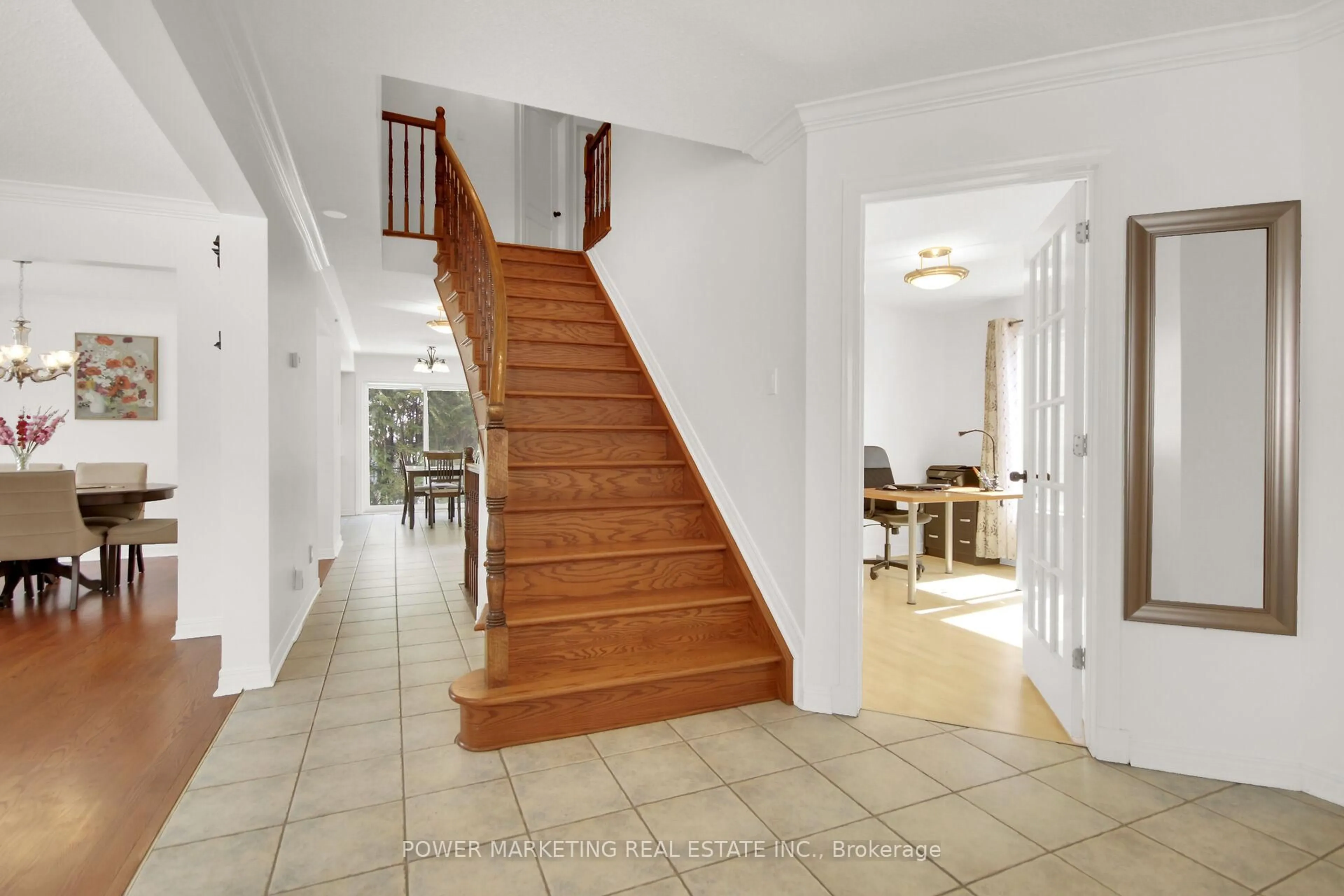 Indoor foyer for 29 TAJ Crt, Ottawa Ontario K1G 5K7