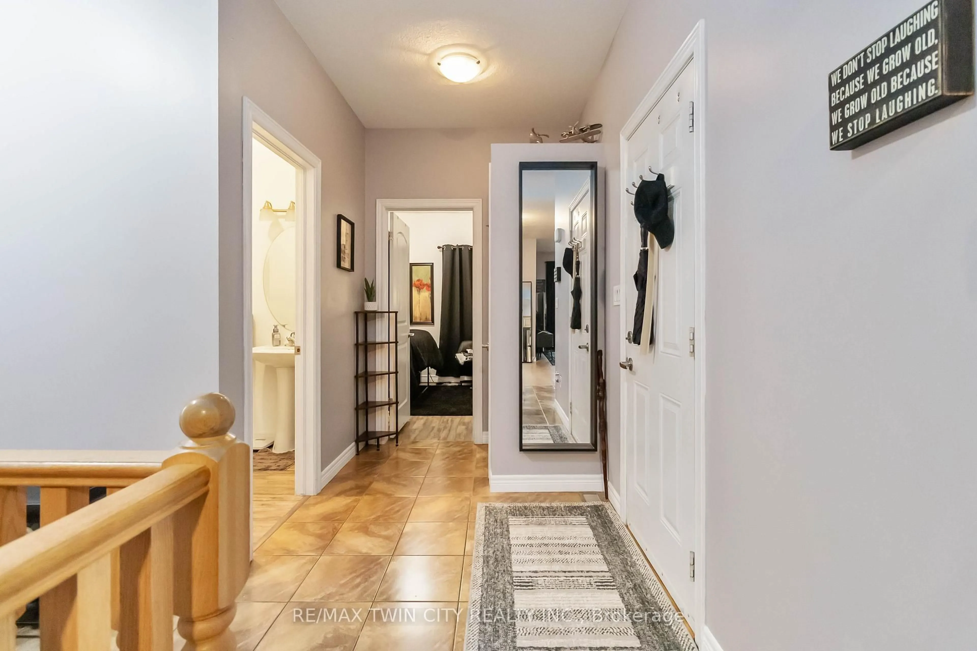 Indoor entryway for 1038 Colborne St #32, Brantford Ontario N3S 3T6