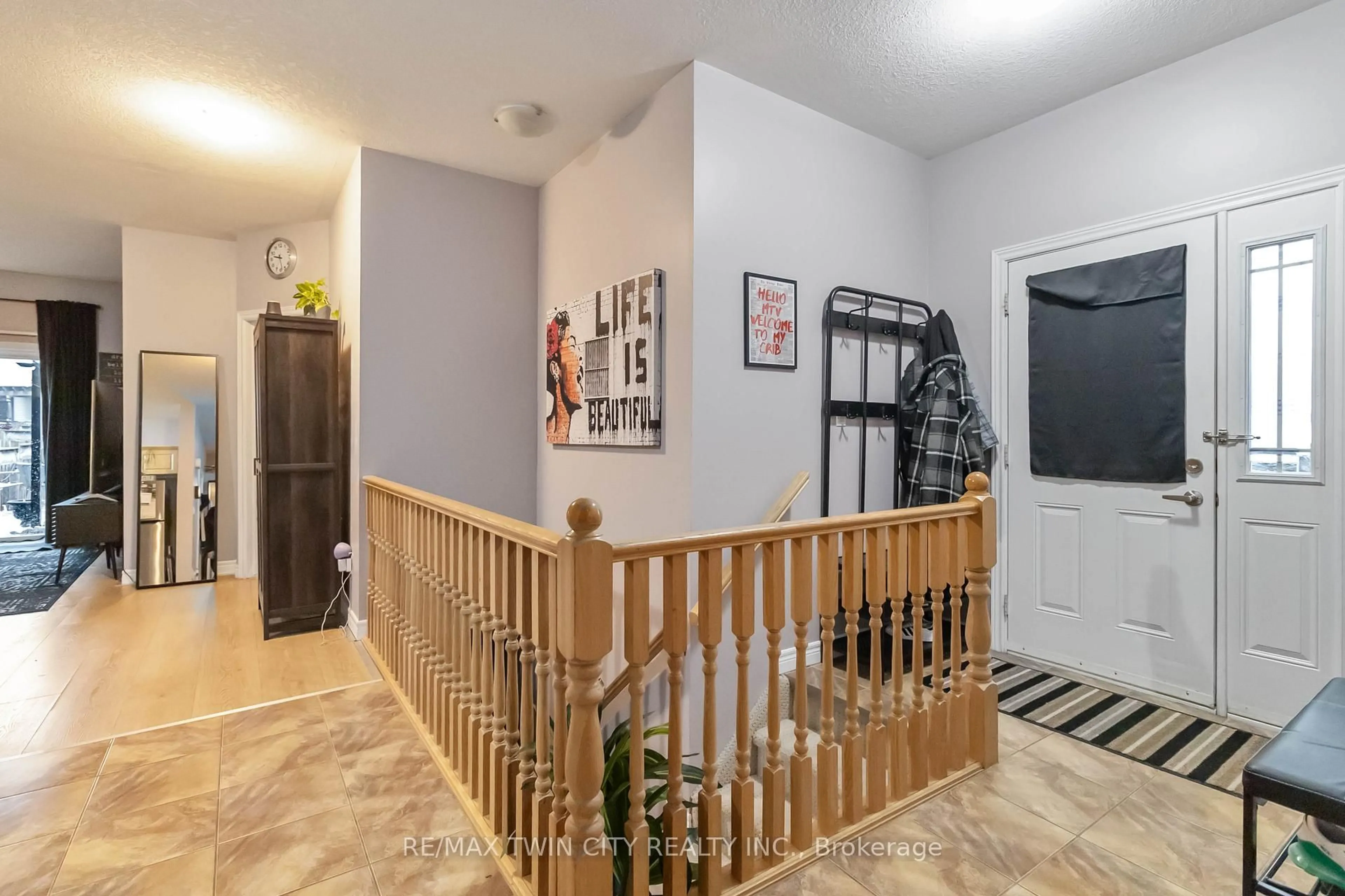 Indoor entryway for 1038 Colborne St #32, Brantford Ontario N3S 3T6