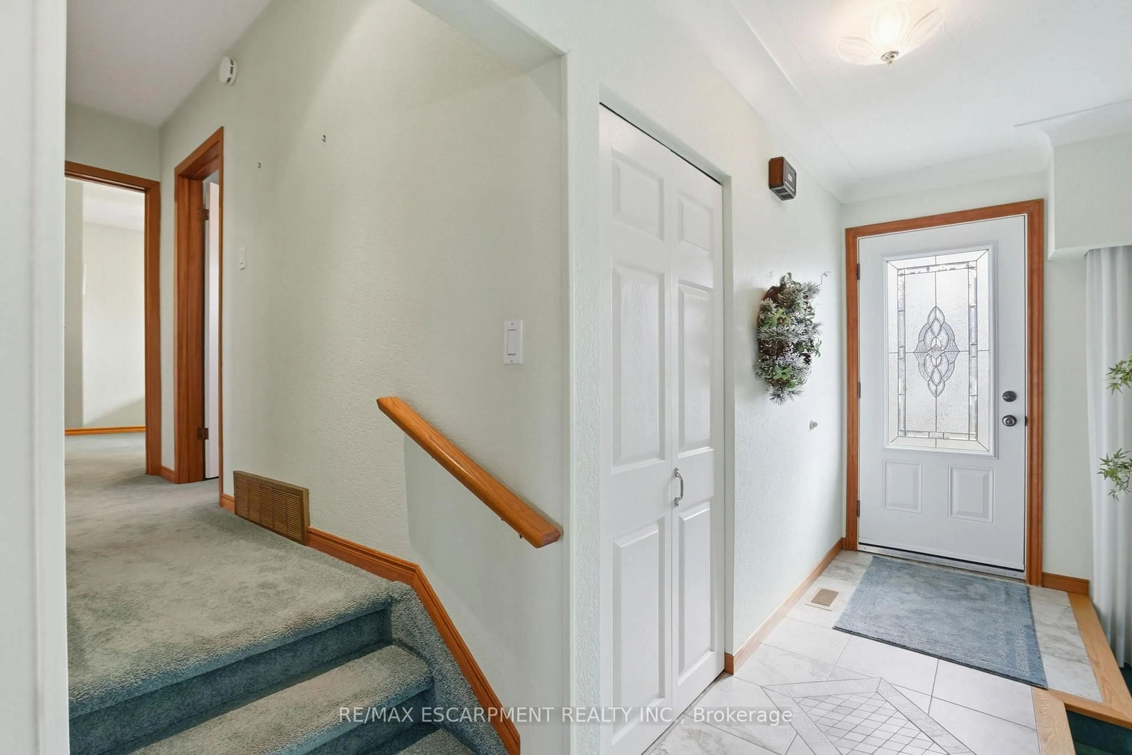 Indoor entryway for 692 Miles Rd, Hamilton Ontario L0R 1P0