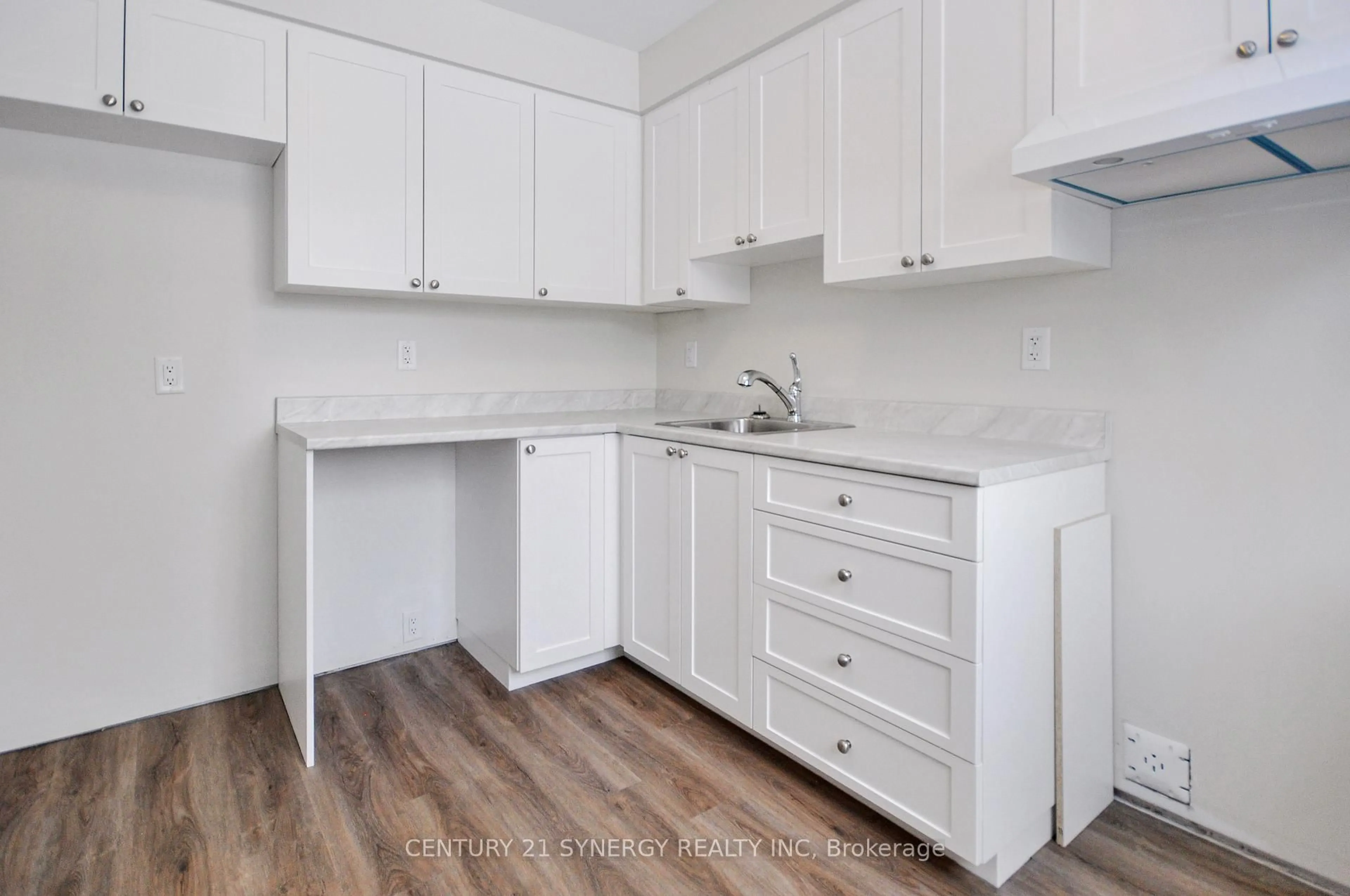 Standard kitchen, wood/laminate floor for 2976 Olympic Way #72, Ottawa Ontario K1T 1Y4