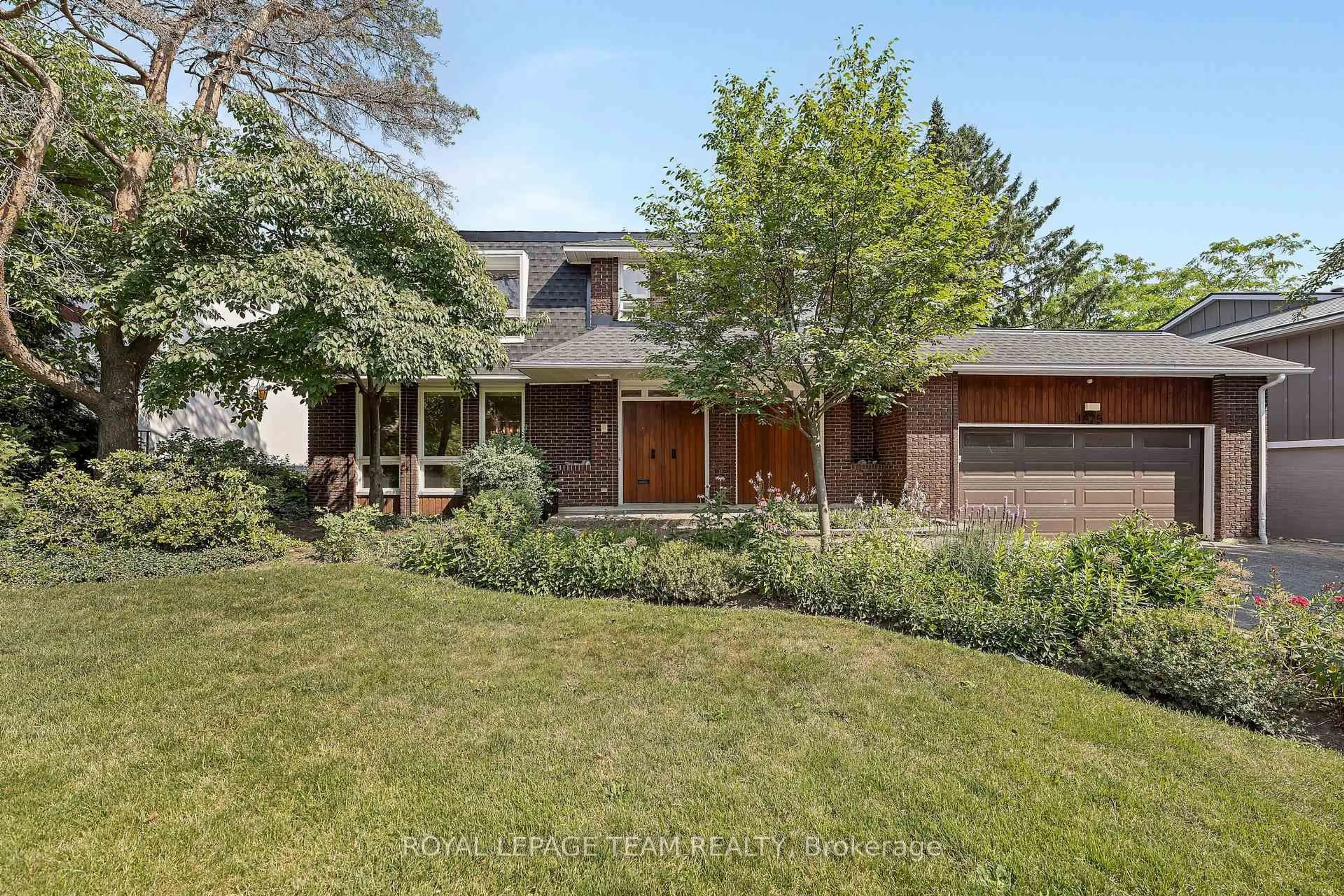 Home with brick exterior material, street for 1825 Yale Ave, Ottawa Ontario K1H 6S3