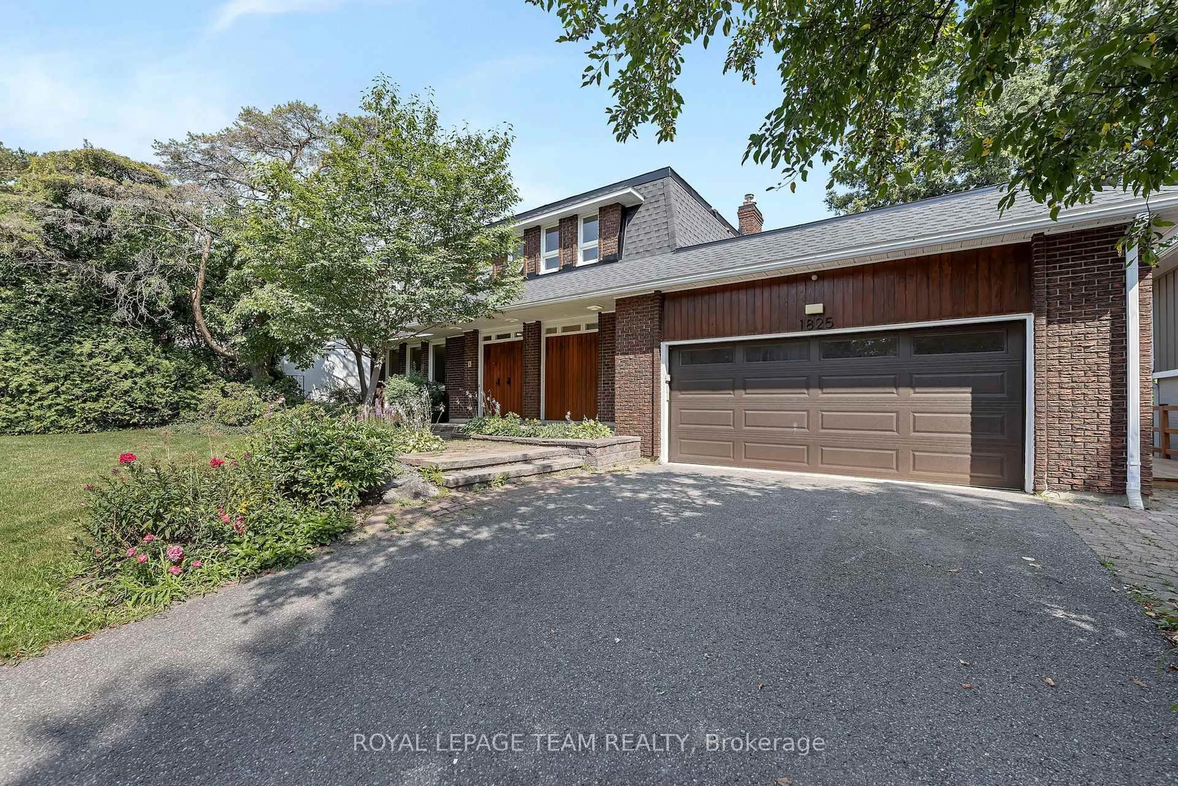 A pic from outside/outdoor area/front of a property/back of a property/a pic from drone, water/lake/river/ocean view for 1825 Yale Ave, Ottawa Ontario K1H 6S3