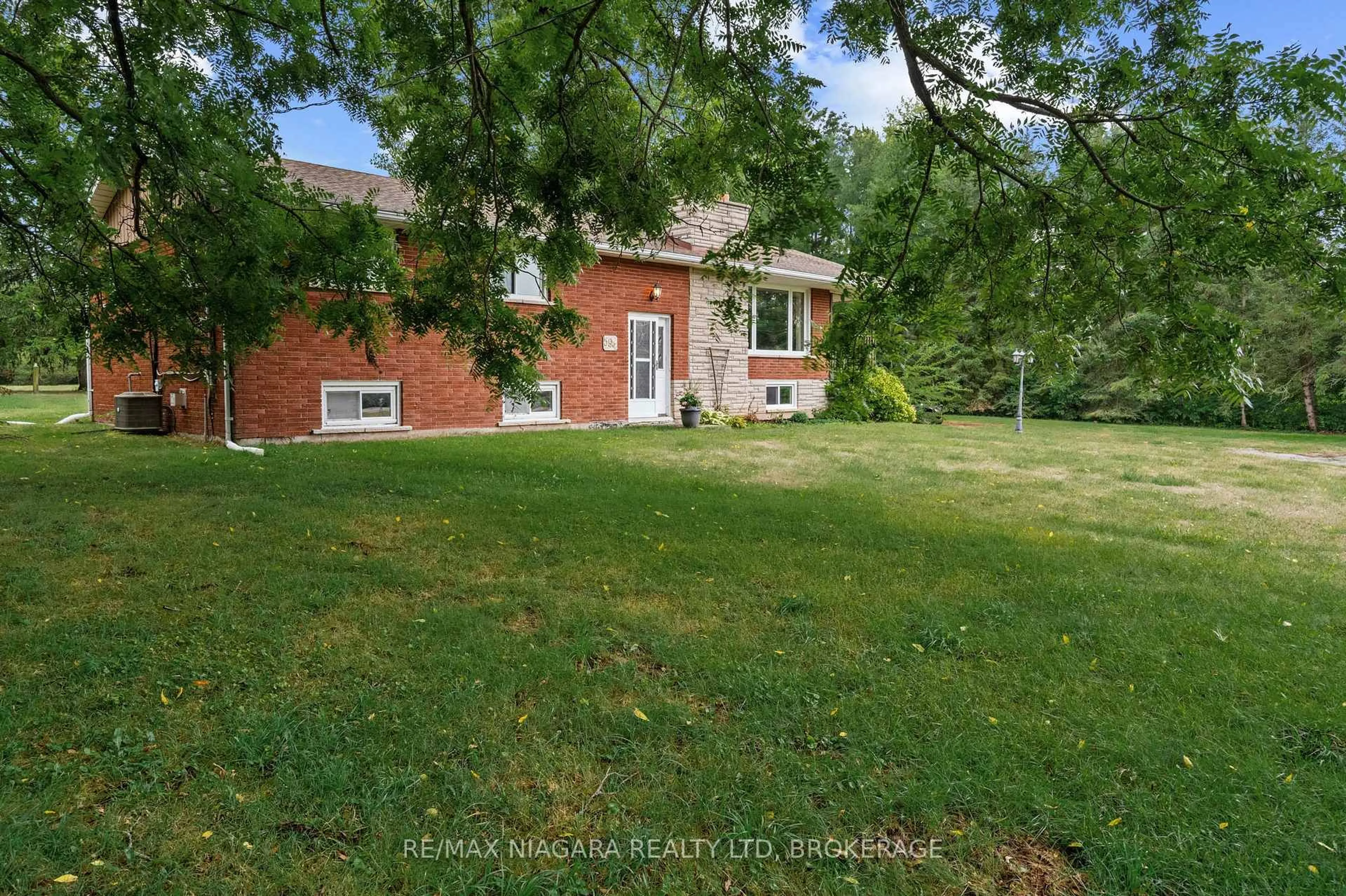 A pic from outside/outdoor area/front of a property/back of a property/a pic from drone, street for 594 Doans Ridge Rd, Welland Ontario L3B 5N7