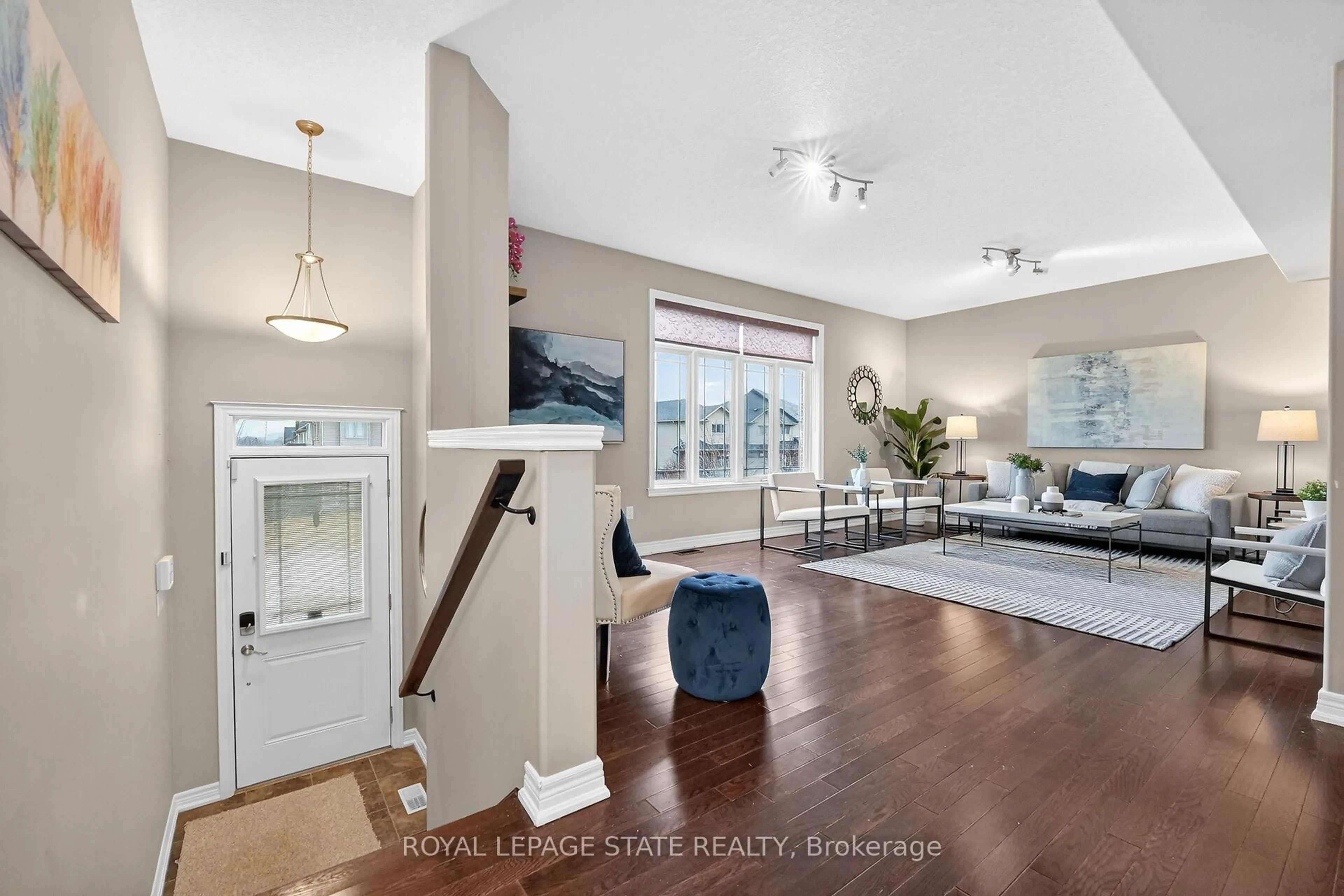 Indoor entryway for 4100 Cassandra Dr, Lincoln Ontario L3J 0M5