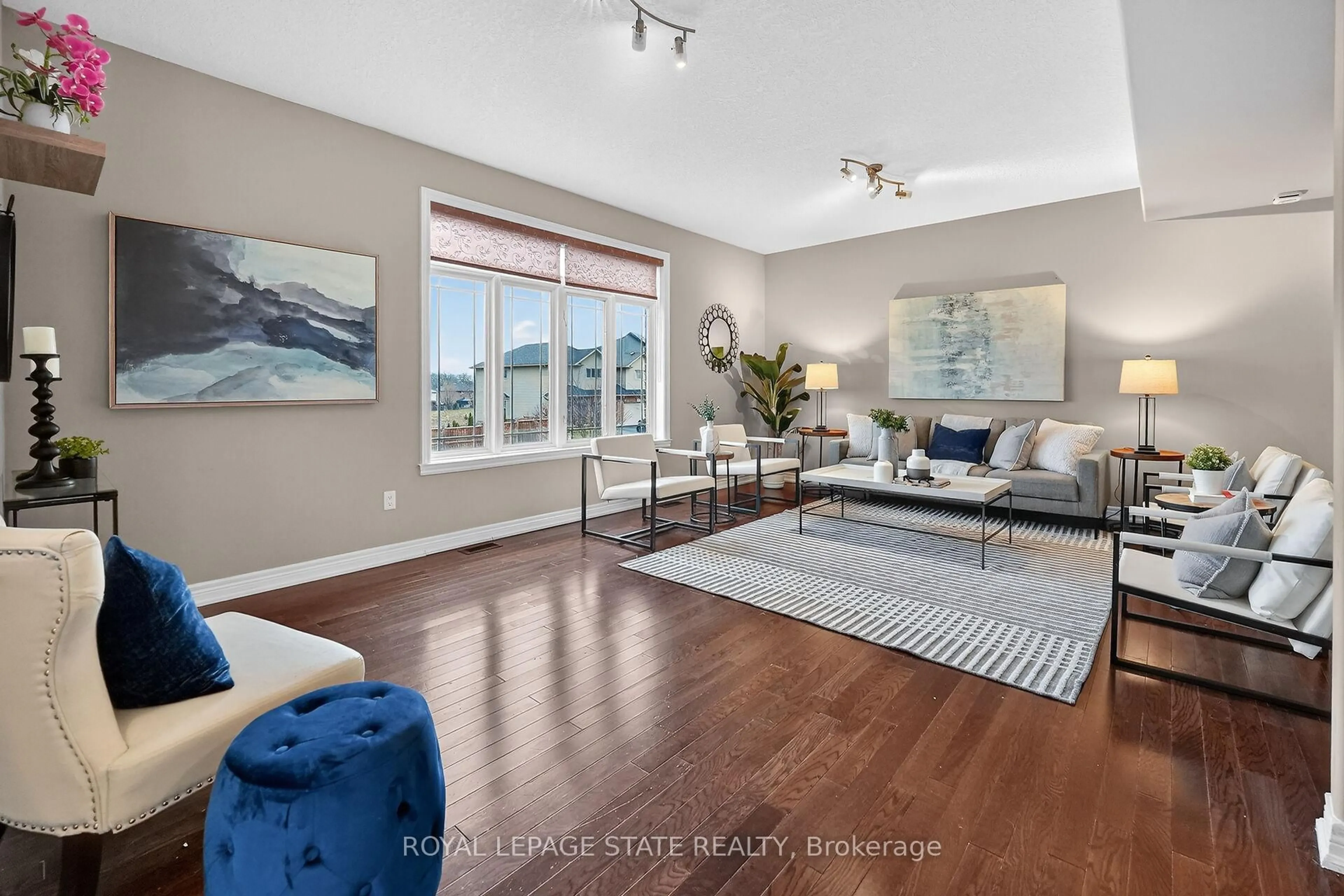 Living room with furniture, unknown for 4100 Cassandra Dr, Lincoln Ontario L3J 0M5