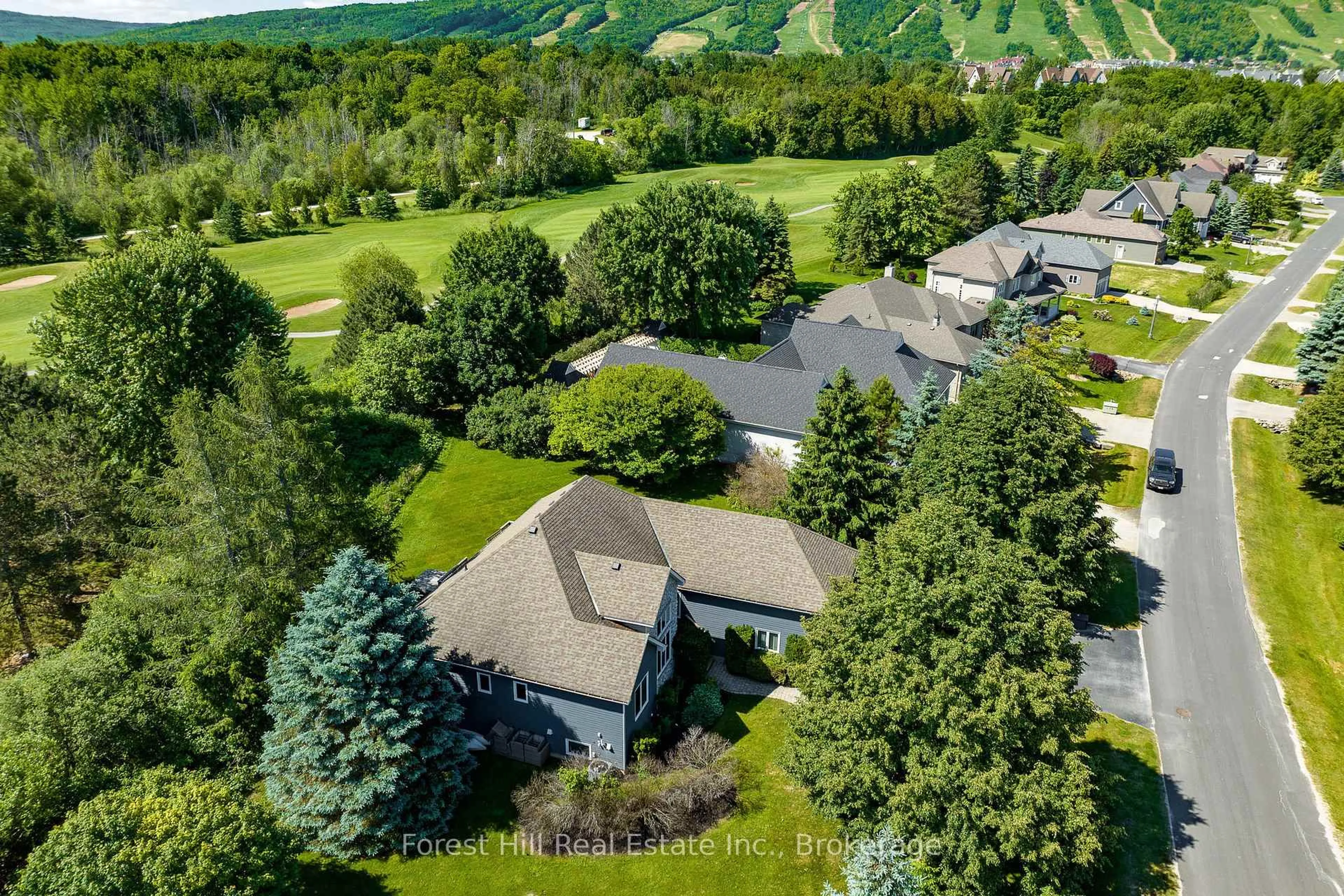 A pic from outside/outdoor area/front of a property/back of a property/a pic from drone, mountain view for 140 AUGUSTA Cres, Blue Mountains Ontario L9Y 0K7