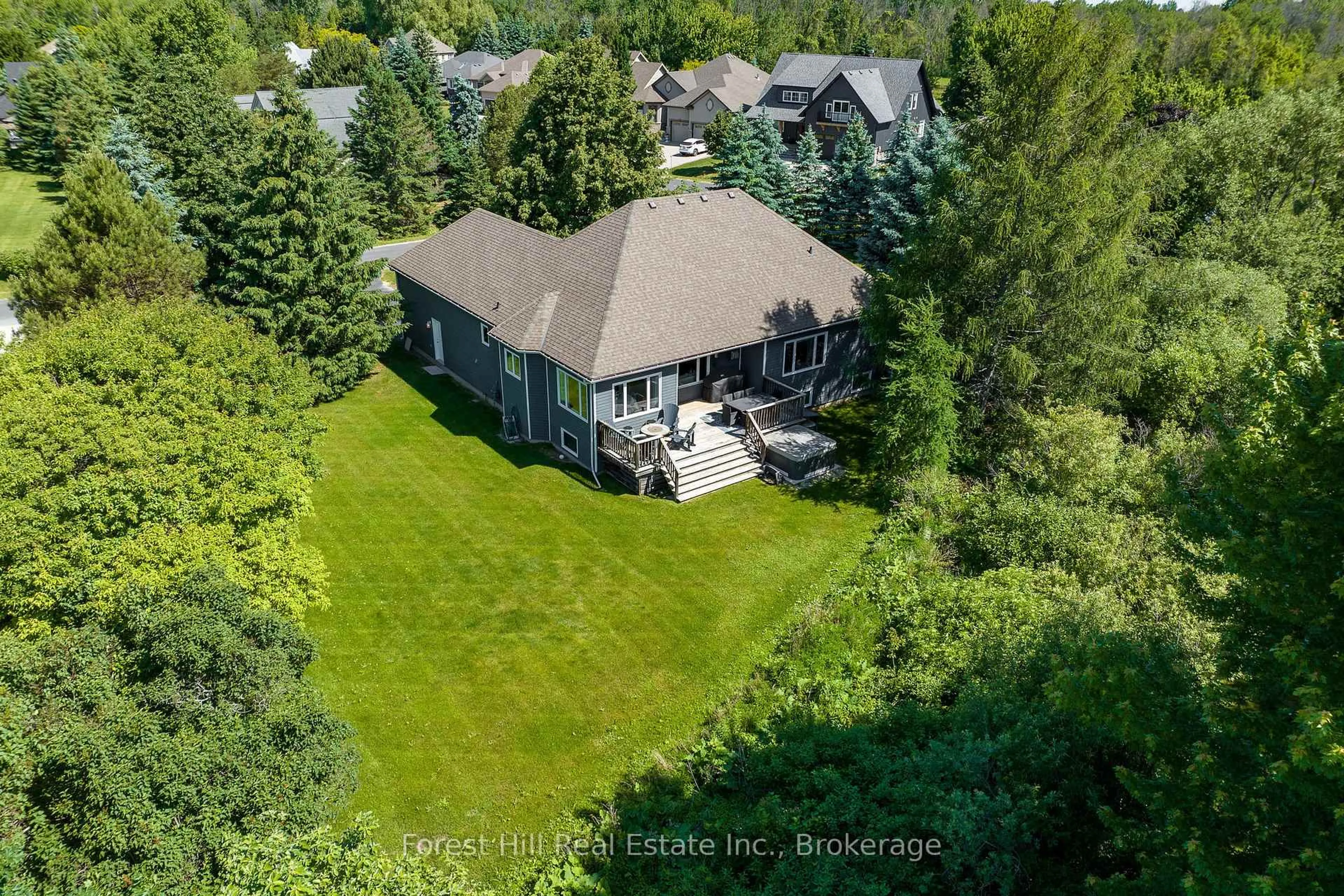 A pic from outside/outdoor area/front of a property/back of a property/a pic from drone, unknown for 140 AUGUSTA Cres, Blue Mountains Ontario L9Y 0K7