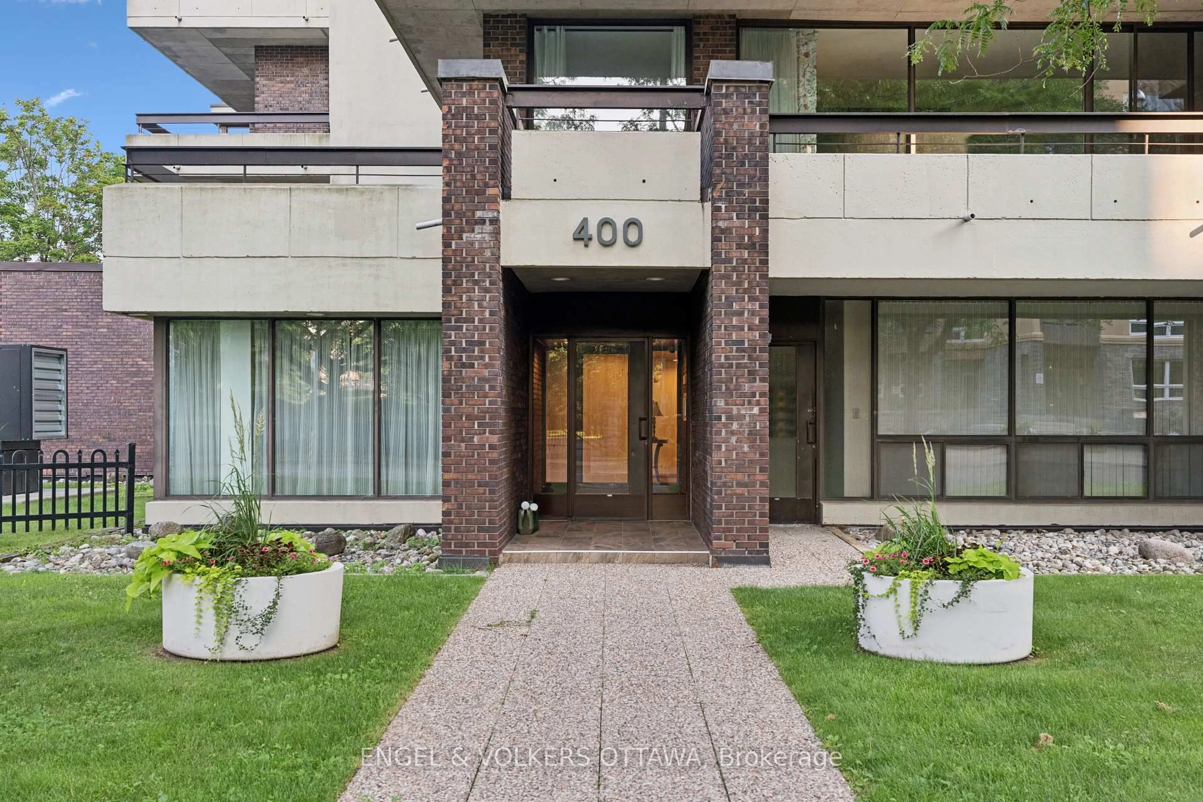 Indoor foyer for 400 Laurier Ave #8A, Ottawa Ontario K1N 8Y2
