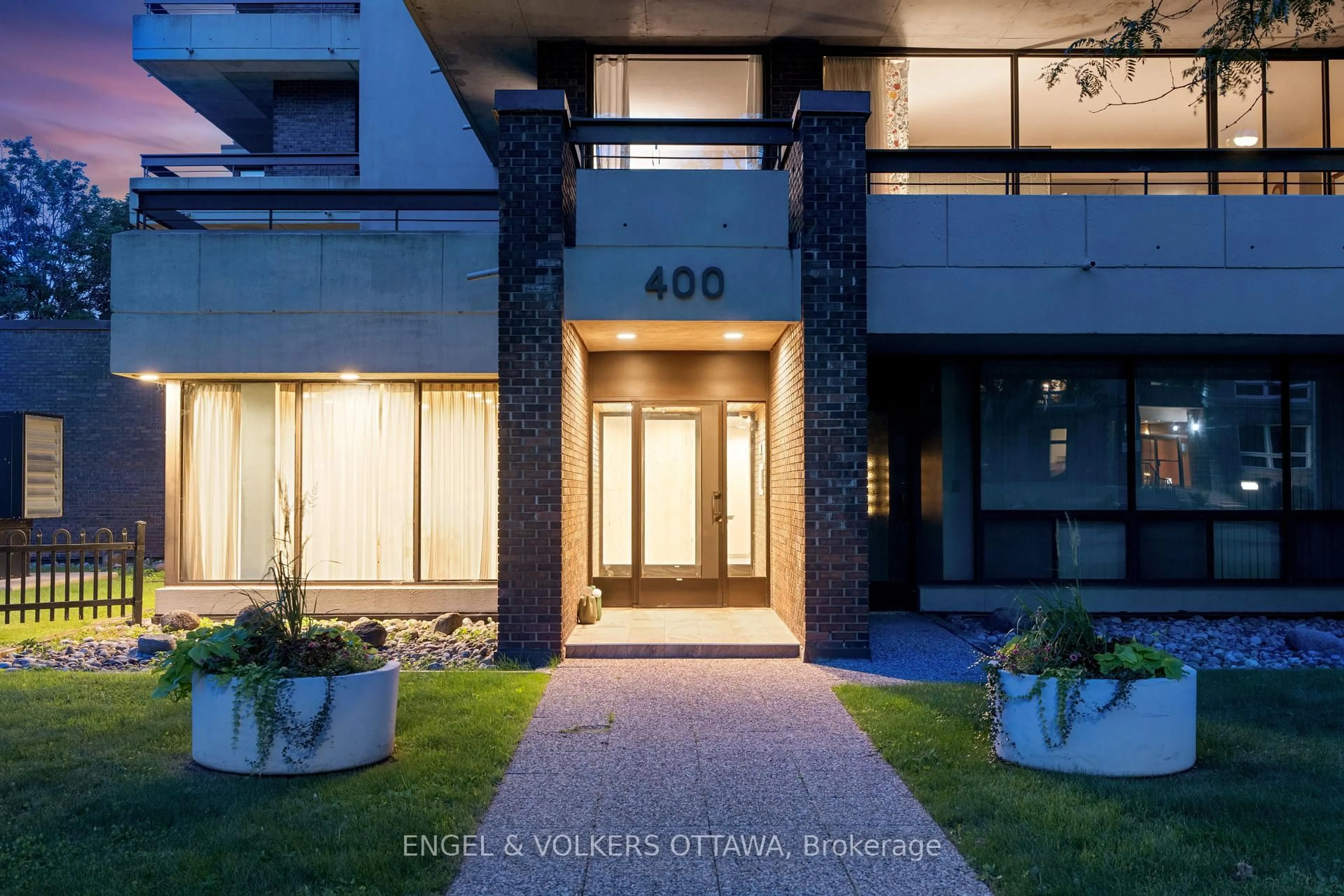 Indoor foyer for 400 Laurier Ave #8A, Ottawa Ontario K1N 8Y2
