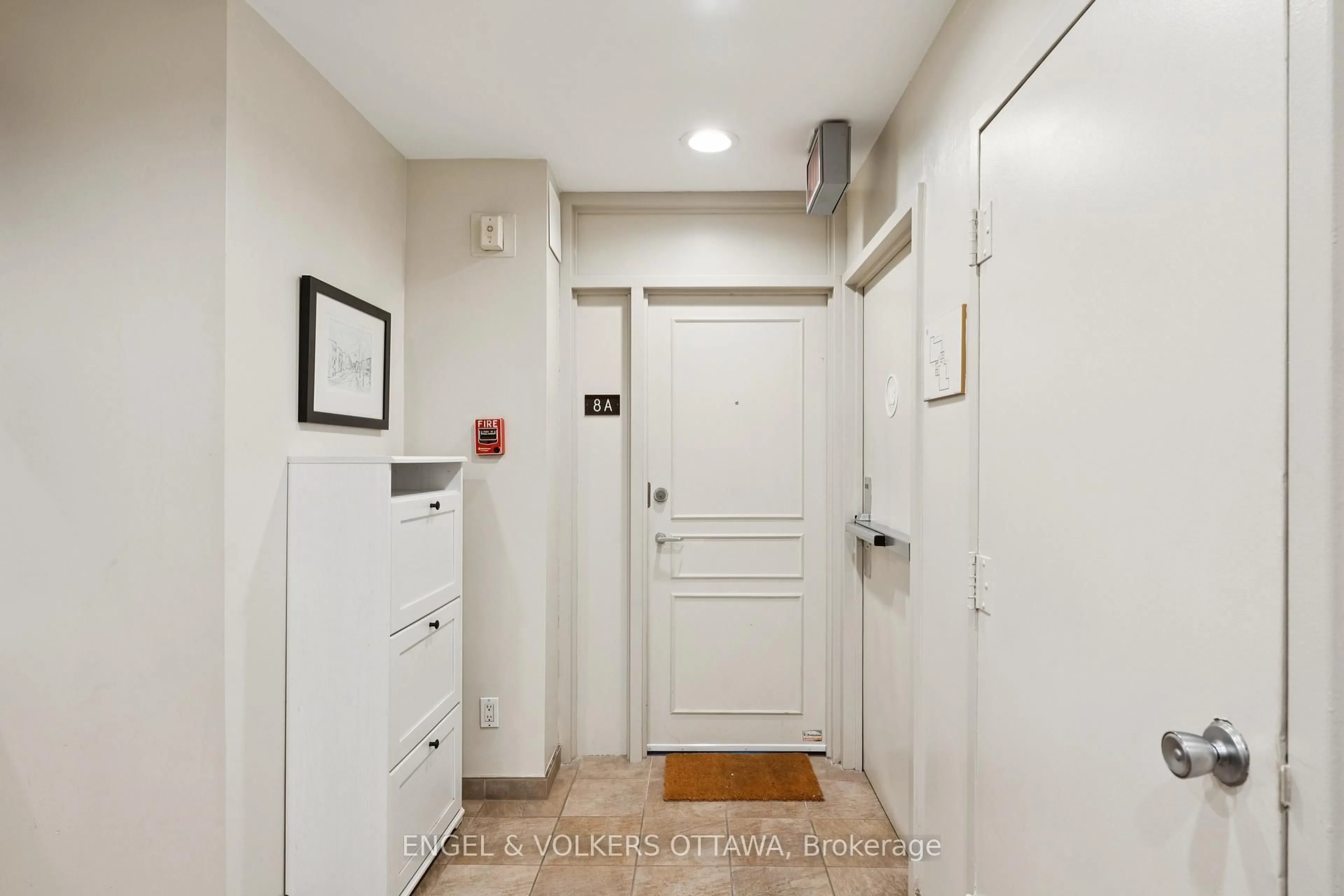 Indoor entryway for 400 Laurier Ave #8A, Ottawa Ontario K1N 8Y2