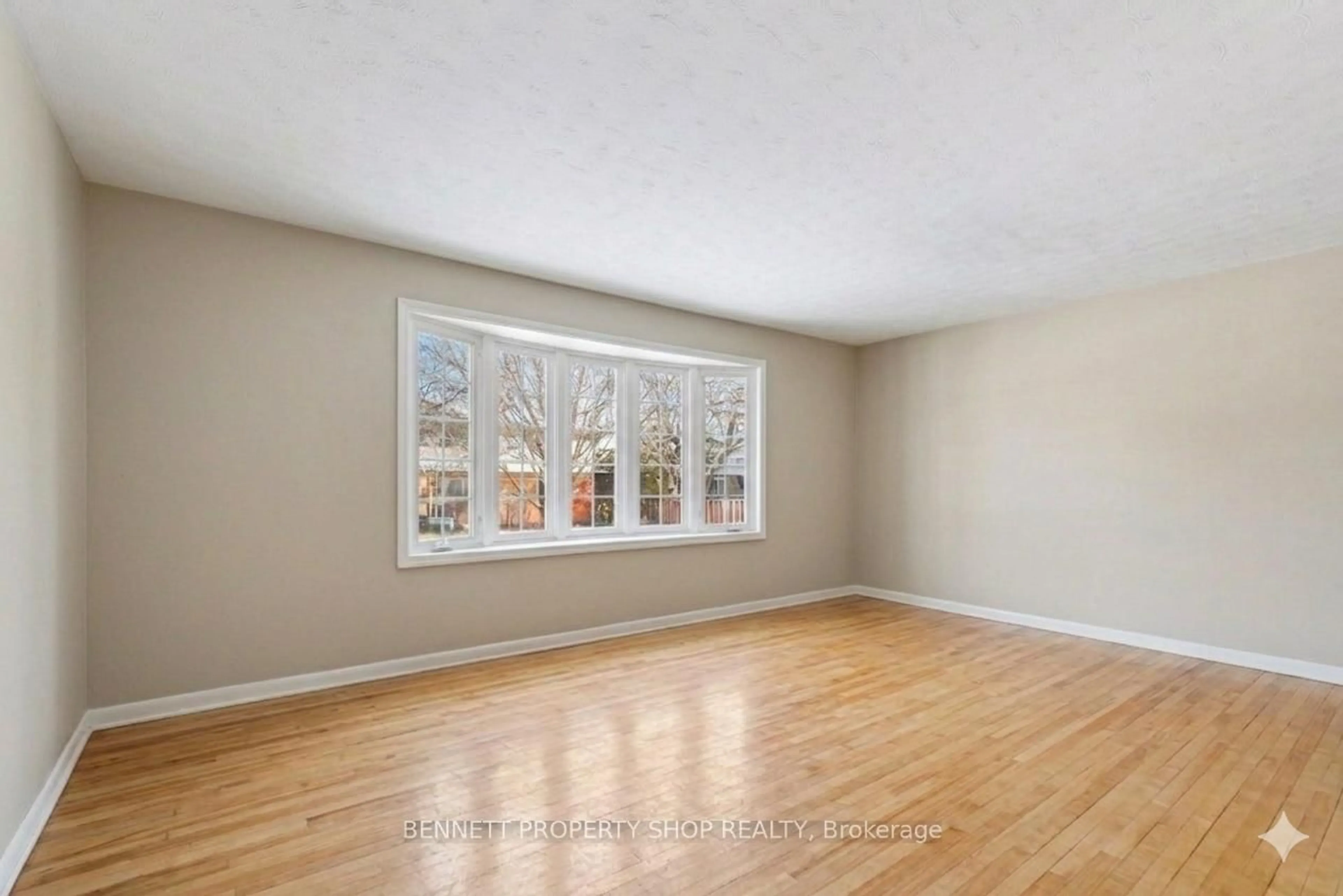 A pic of a room for 2636 Elmhurst St, Ottawa Ontario K2B 7N6