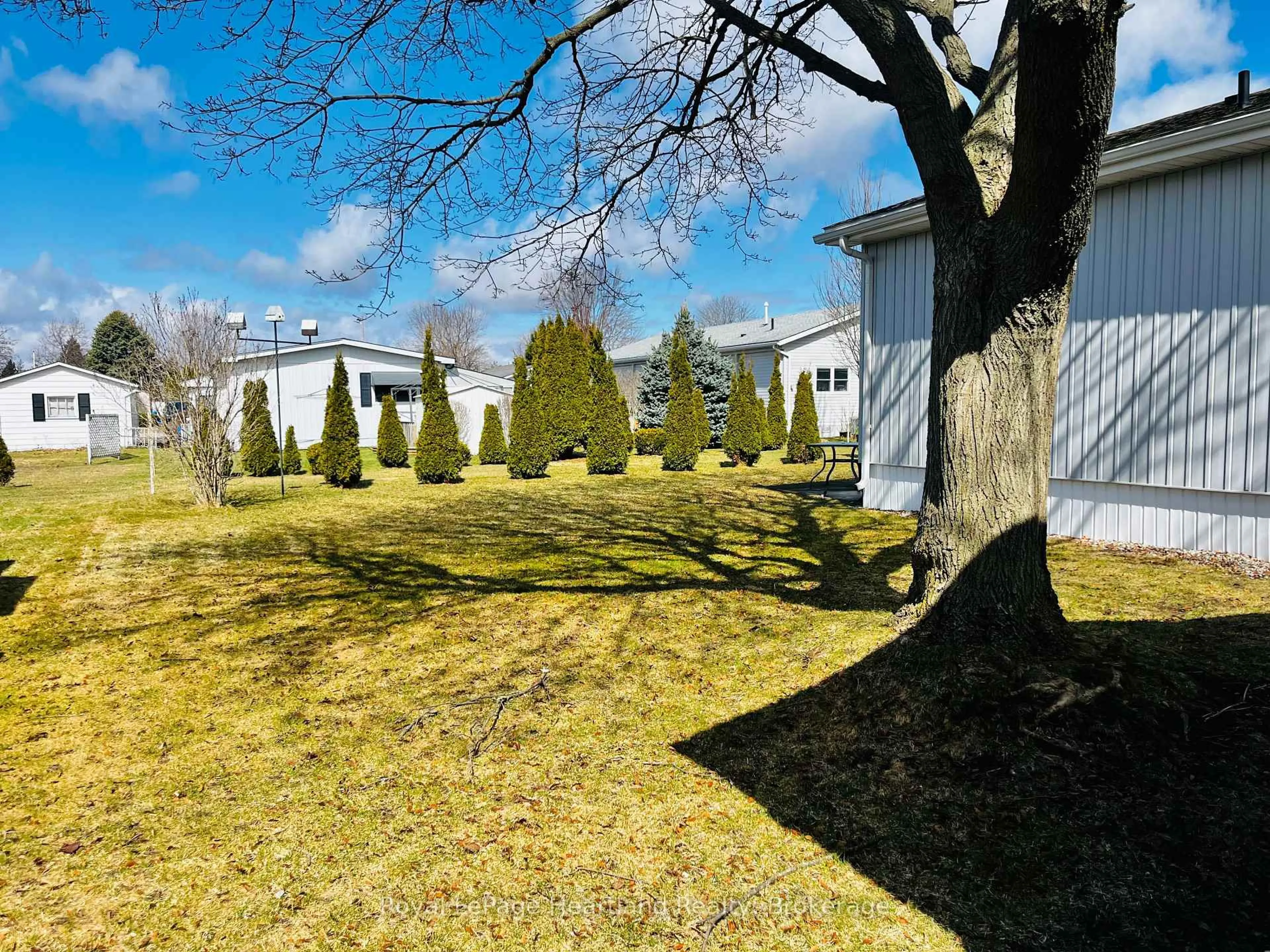 A pic from outside/outdoor area/front of a property/back of a property/a pic from drone, street for 9 VELMA St, Strathroy-Caradoc Ontario N7G 3L2