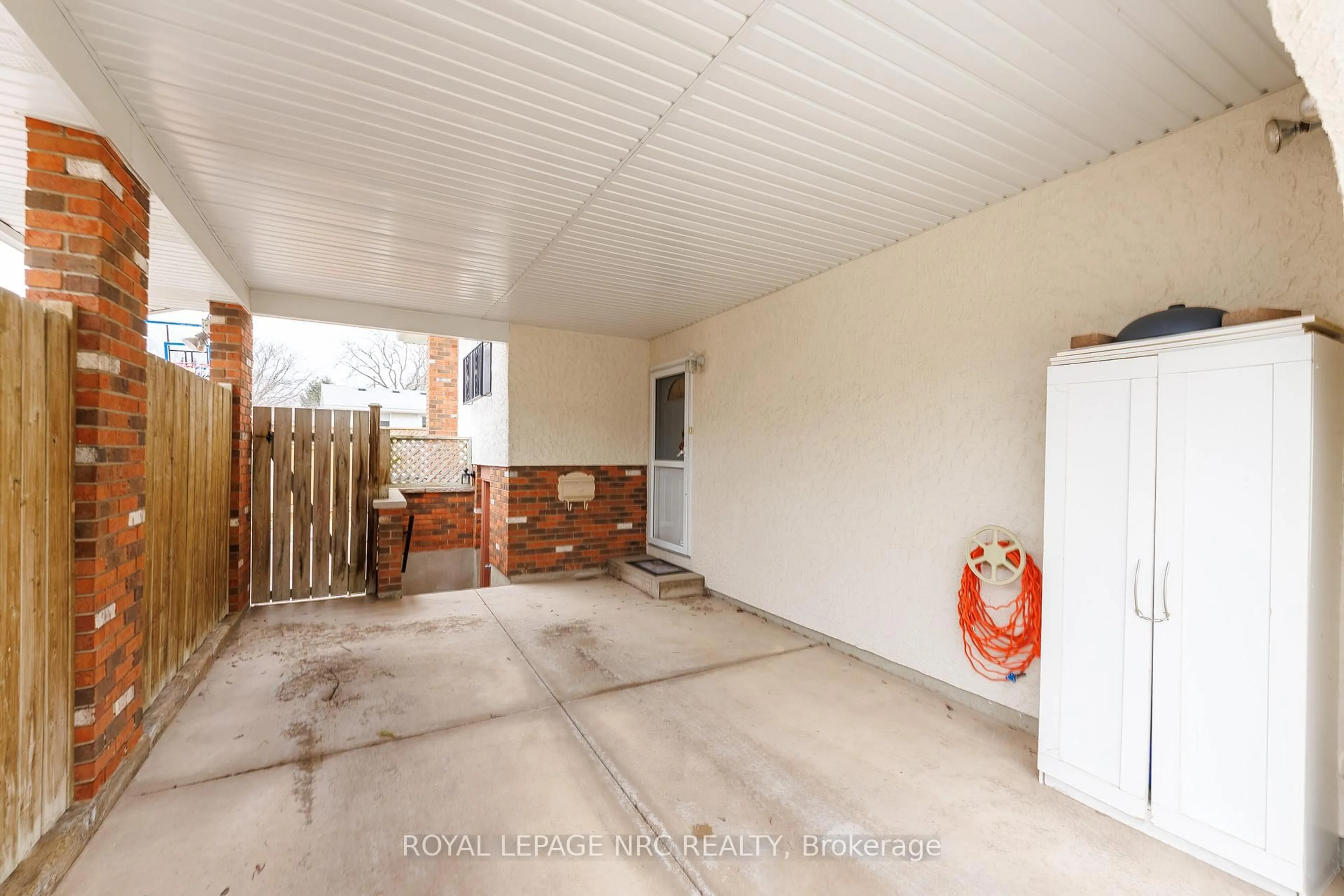 Unknown for 15 Carousel Circ, St. Catharines Ontario L2N 6C9