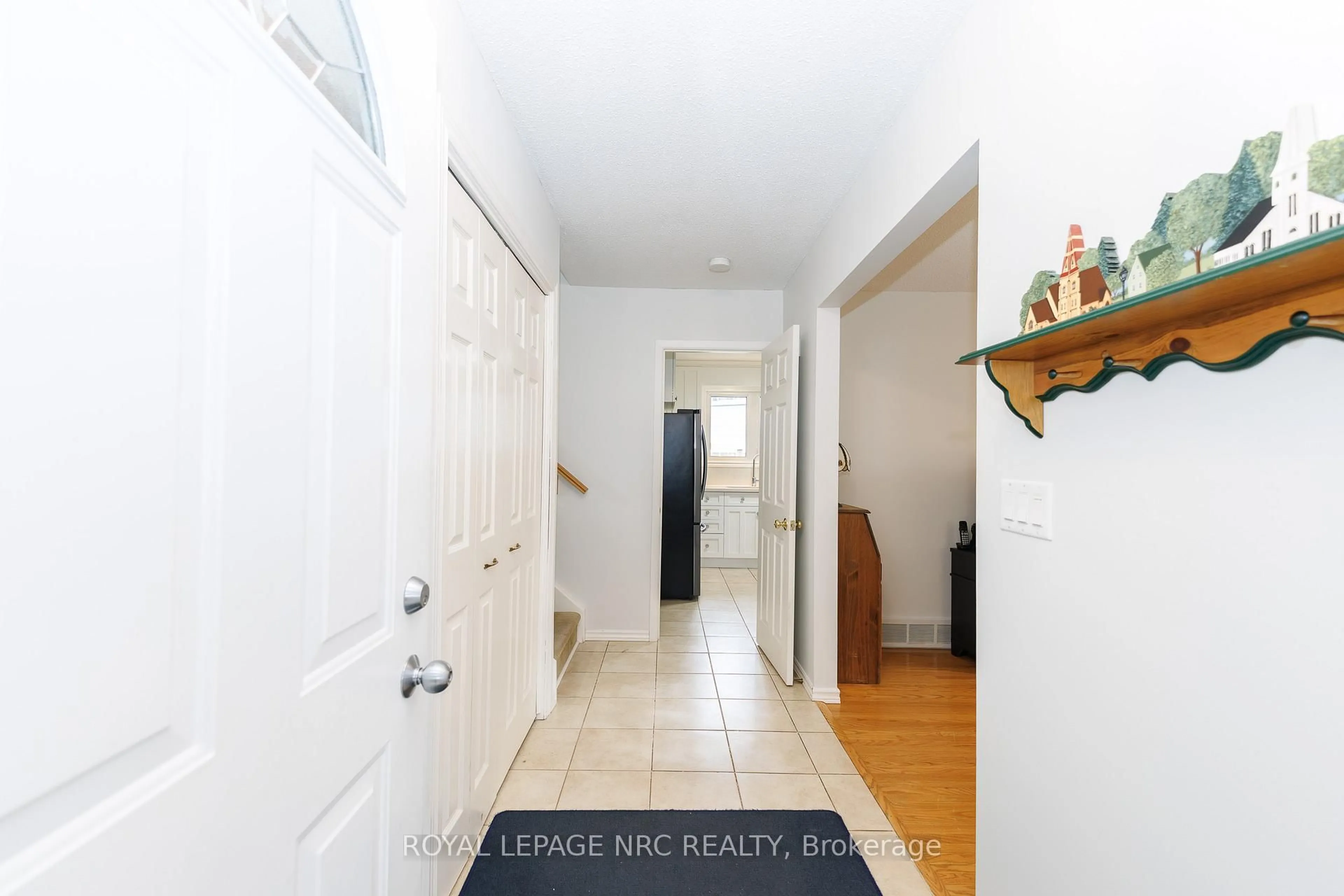 Indoor entryway for 15 Carousel Circ, St. Catharines Ontario L2N 6C9