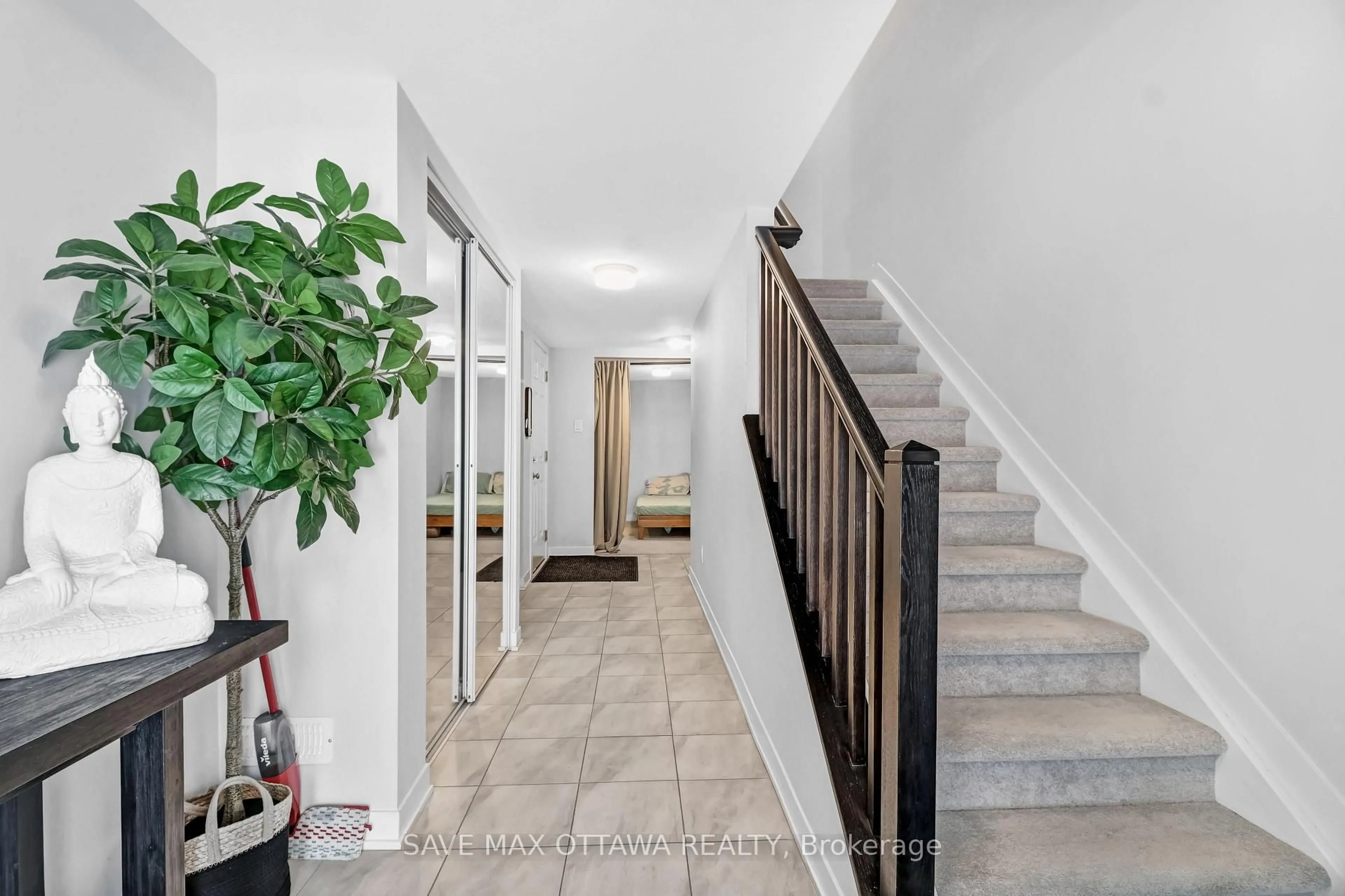 Indoor entryway for 3009 Rhyolite Way, Ottawa Ontario K2J 7J4