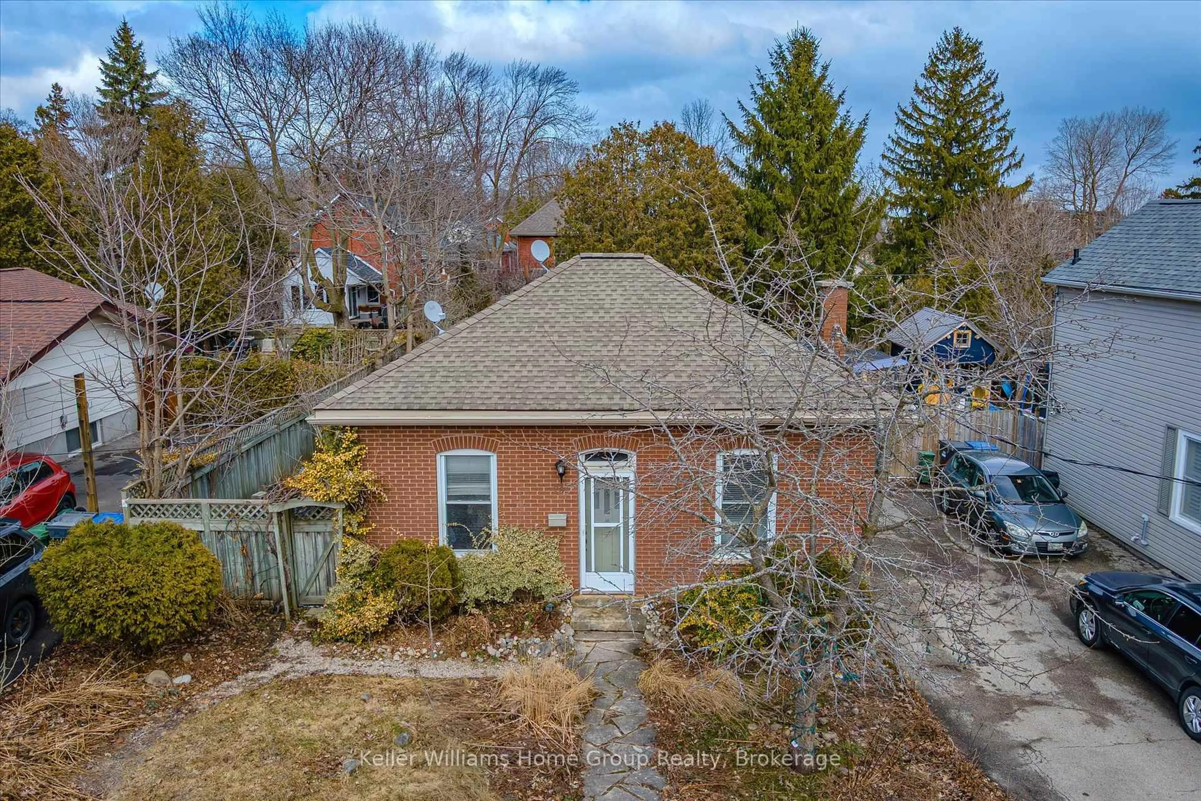 A pic from outside/outdoor area/front of a property/back of a property/a pic from drone, street for 98 Hearn Ave, Guelph Ontario N1H 5Y5