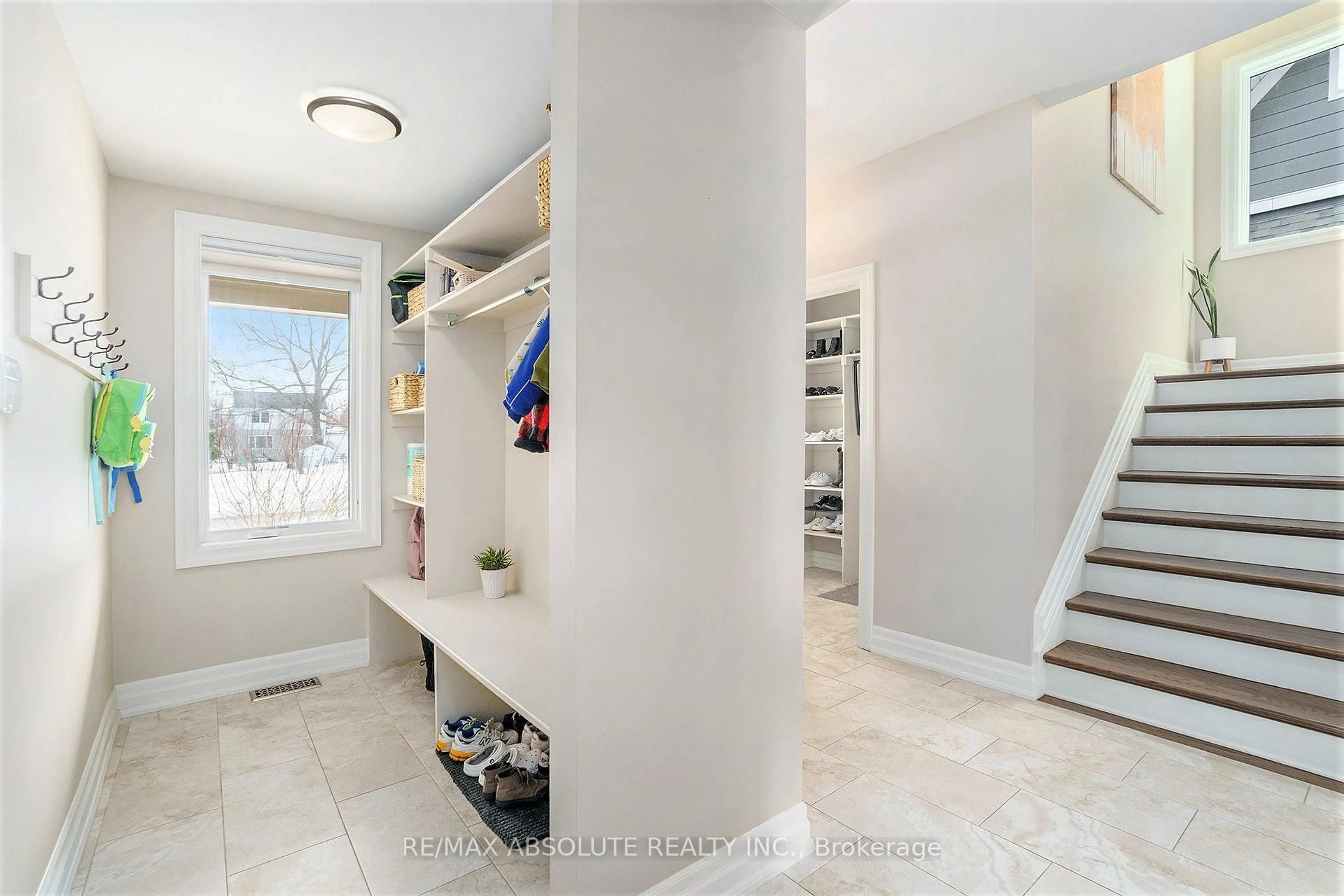 Indoor entryway for 35 St Claire Ave, Ottawa Ontario K2G 2A1