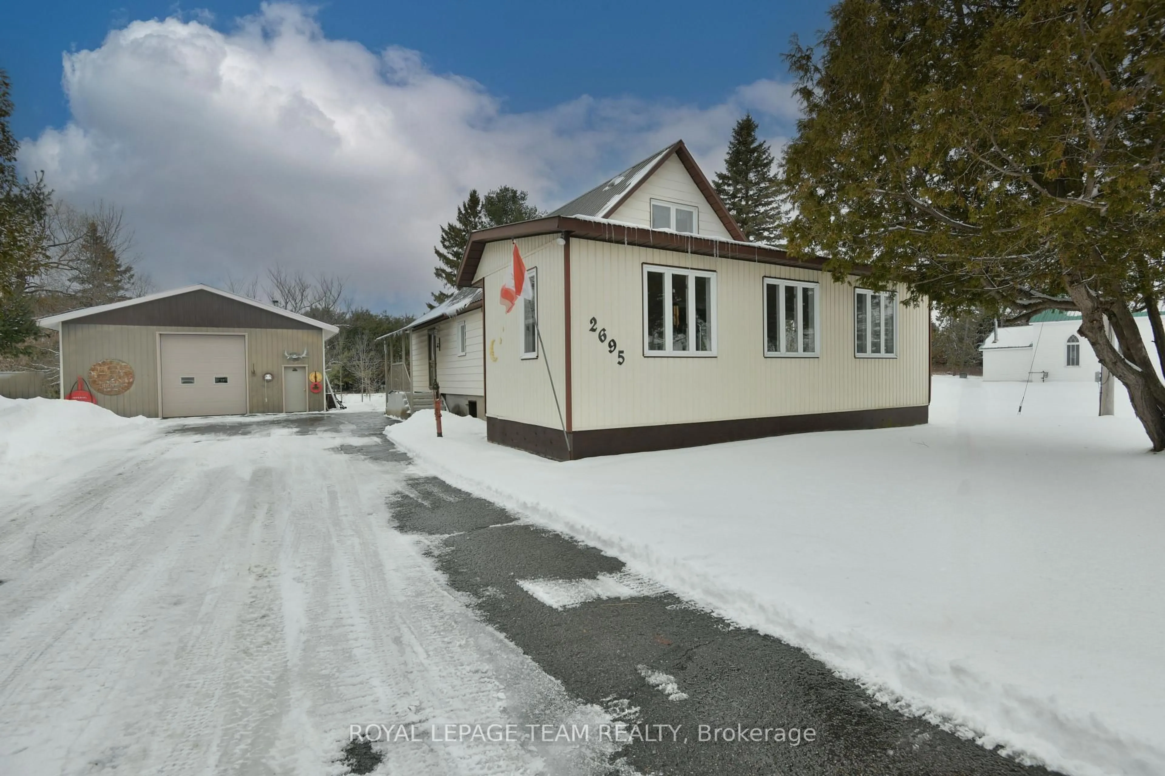 A pic from outside/outdoor area/front of a property/back of a property/a pic from drone, street for 2695 Dunrobin Rd, Ottawa Ontario K0A 1T0