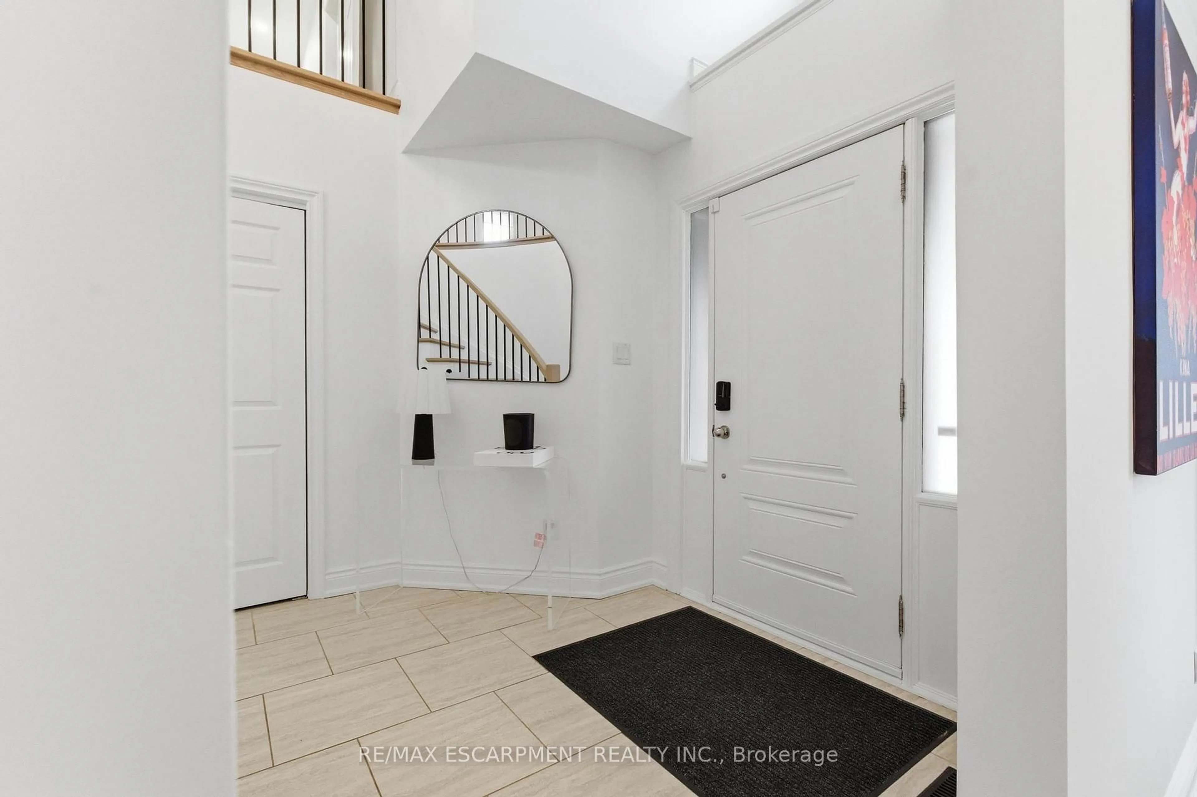 Indoor entryway for 138 Miller Dr, Hamilton Ontario L9G 4W4