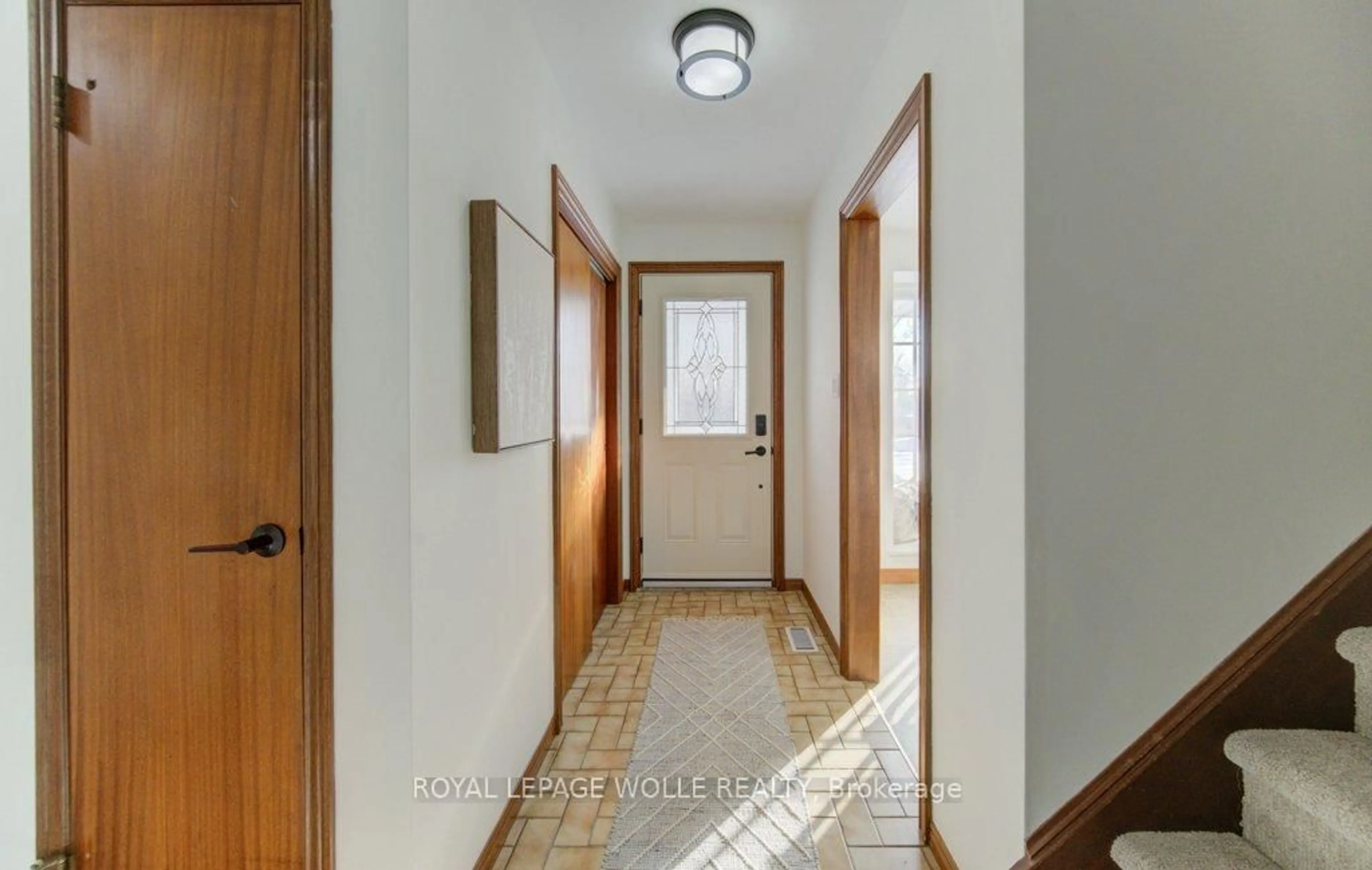 Indoor entryway for 26 Sycamore Pl, Waterloo Ontario N2M 4G1