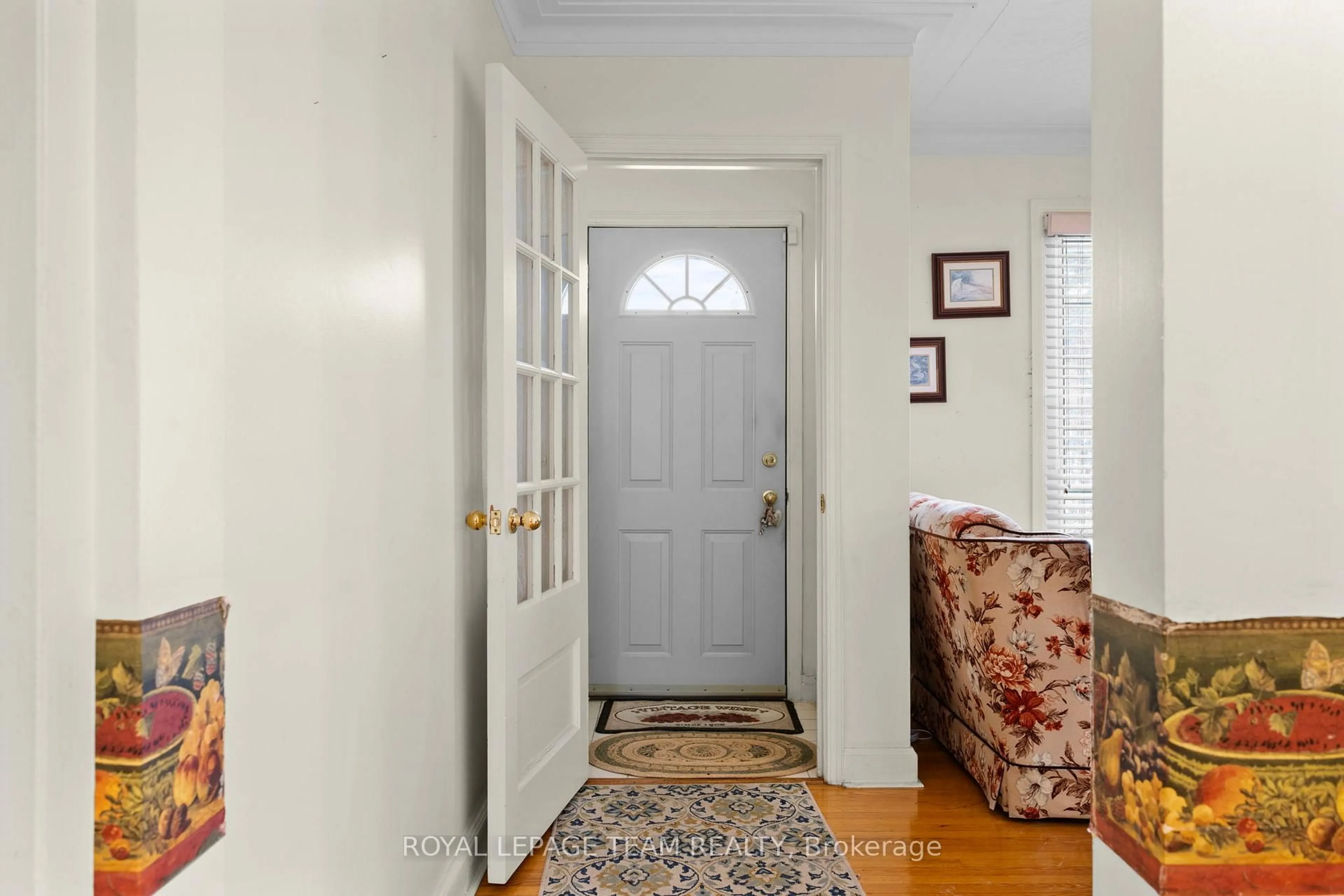 Indoor entryway for 41 Capilano Dr, Ottawa Ontario K2E 6G3