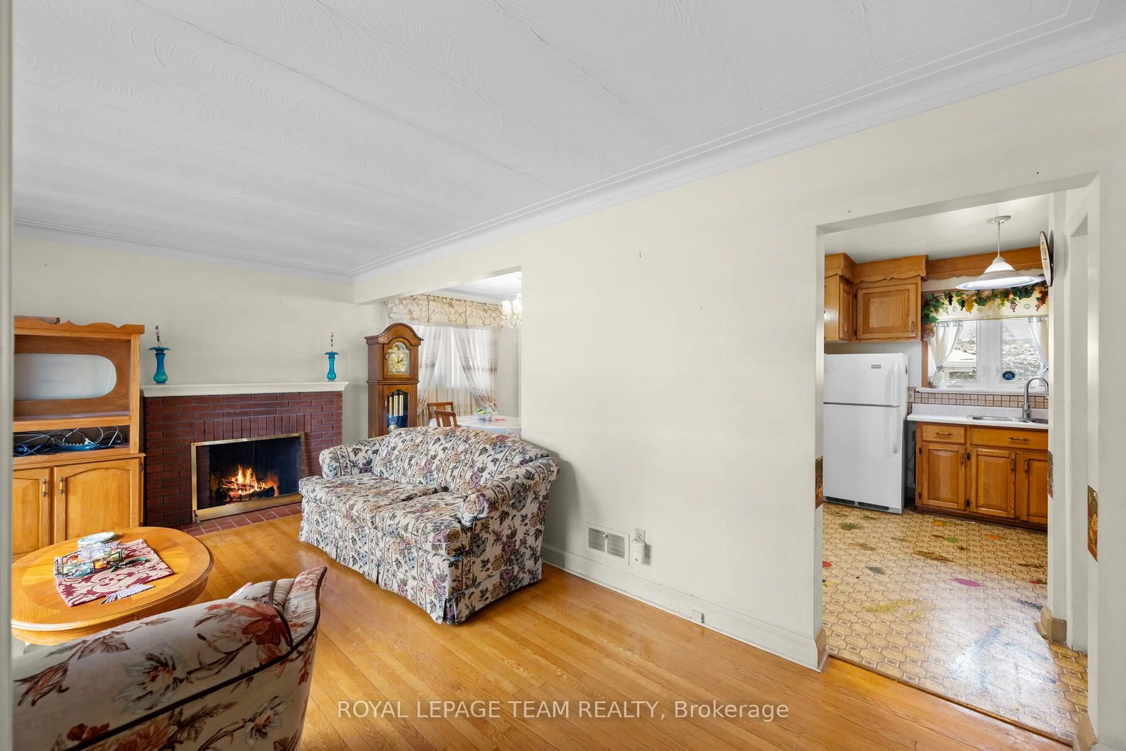 Living room with furniture, unknown for 41 Capilano Dr, Ottawa Ontario K2E 6G3