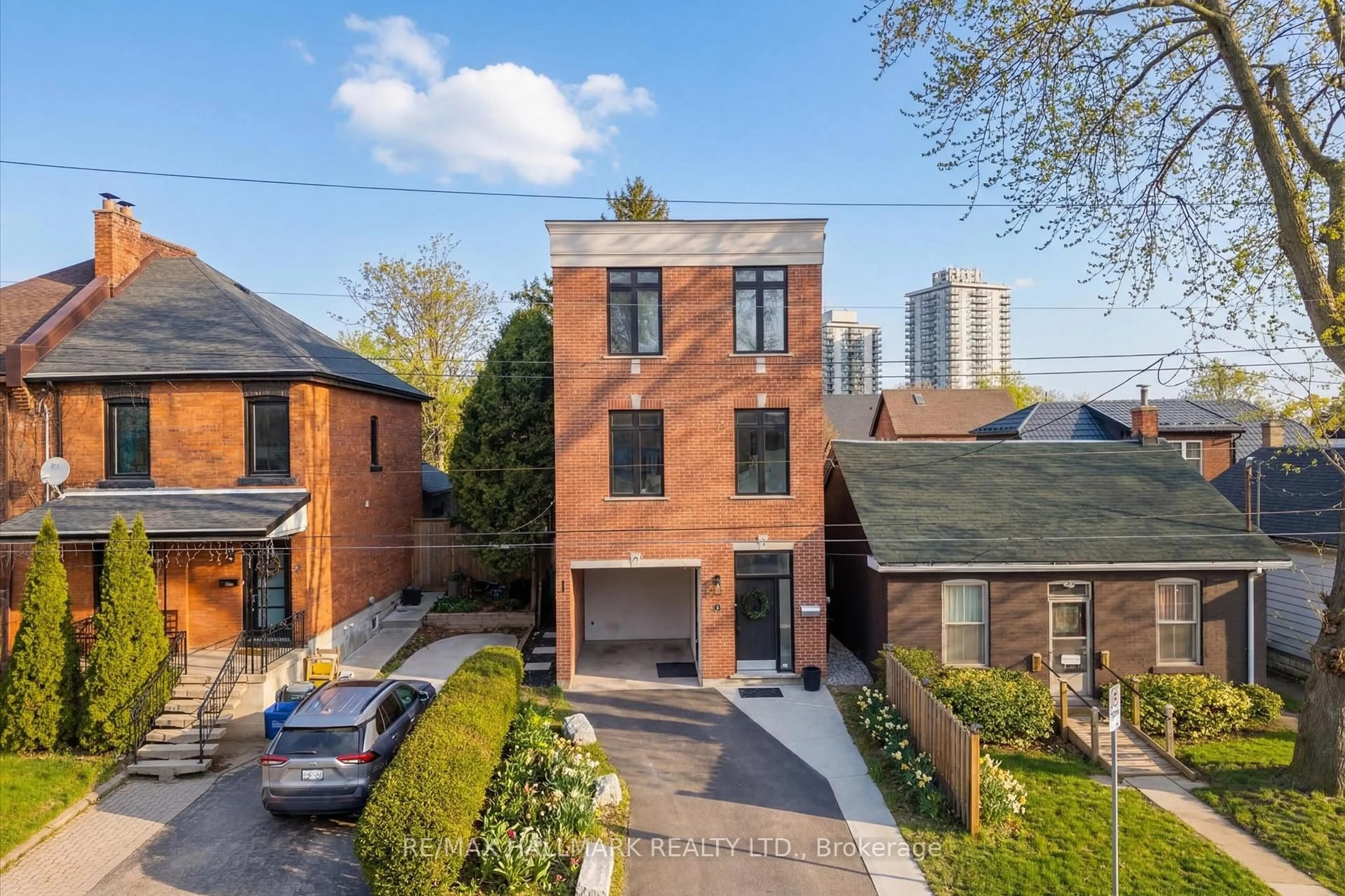 A pic from outside/outdoor area/front of a property/back of a property/a pic from drone, street for 53 Wood St, Hamilton Ontario L8L 3Y2