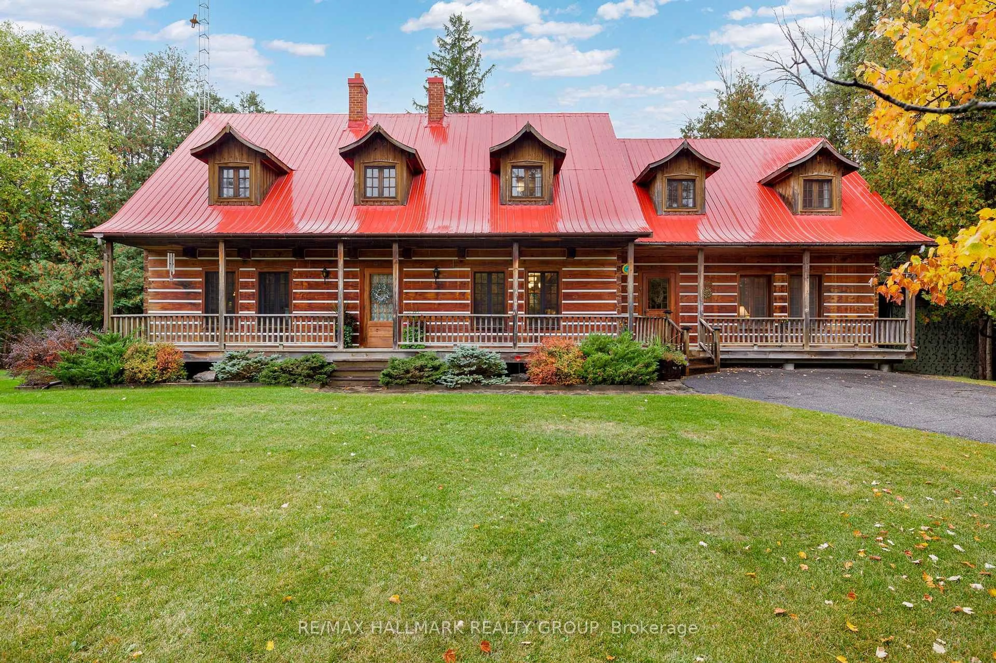 A pic from outside/outdoor area/front of a property/back of a property/a pic from drone, building for 109 Crofters Grve, Ottawa Ontario K0A 1T0