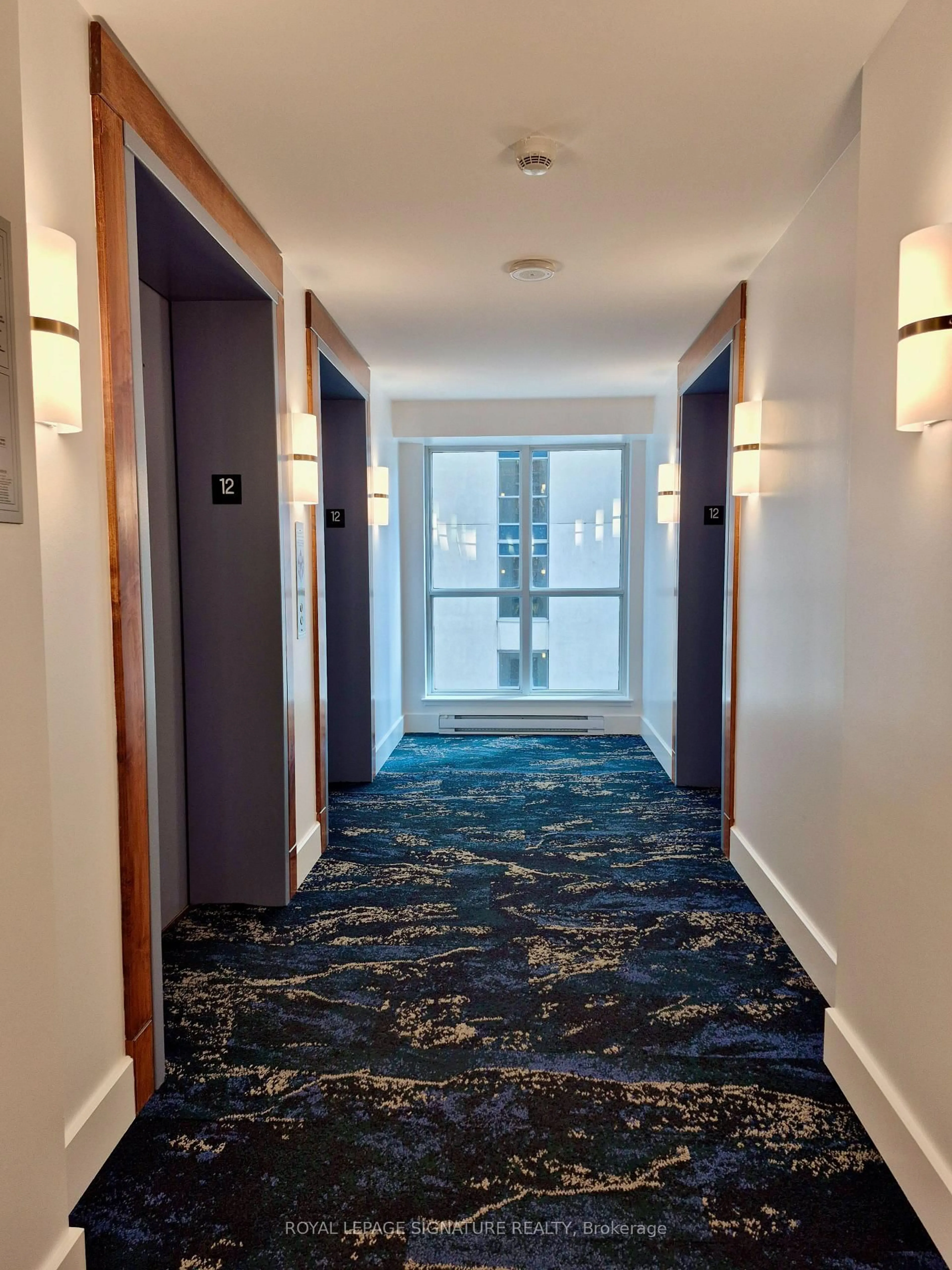 Indoor foyer for 242 Rideau St #1208, Ottawa Ontario K1N 0B7