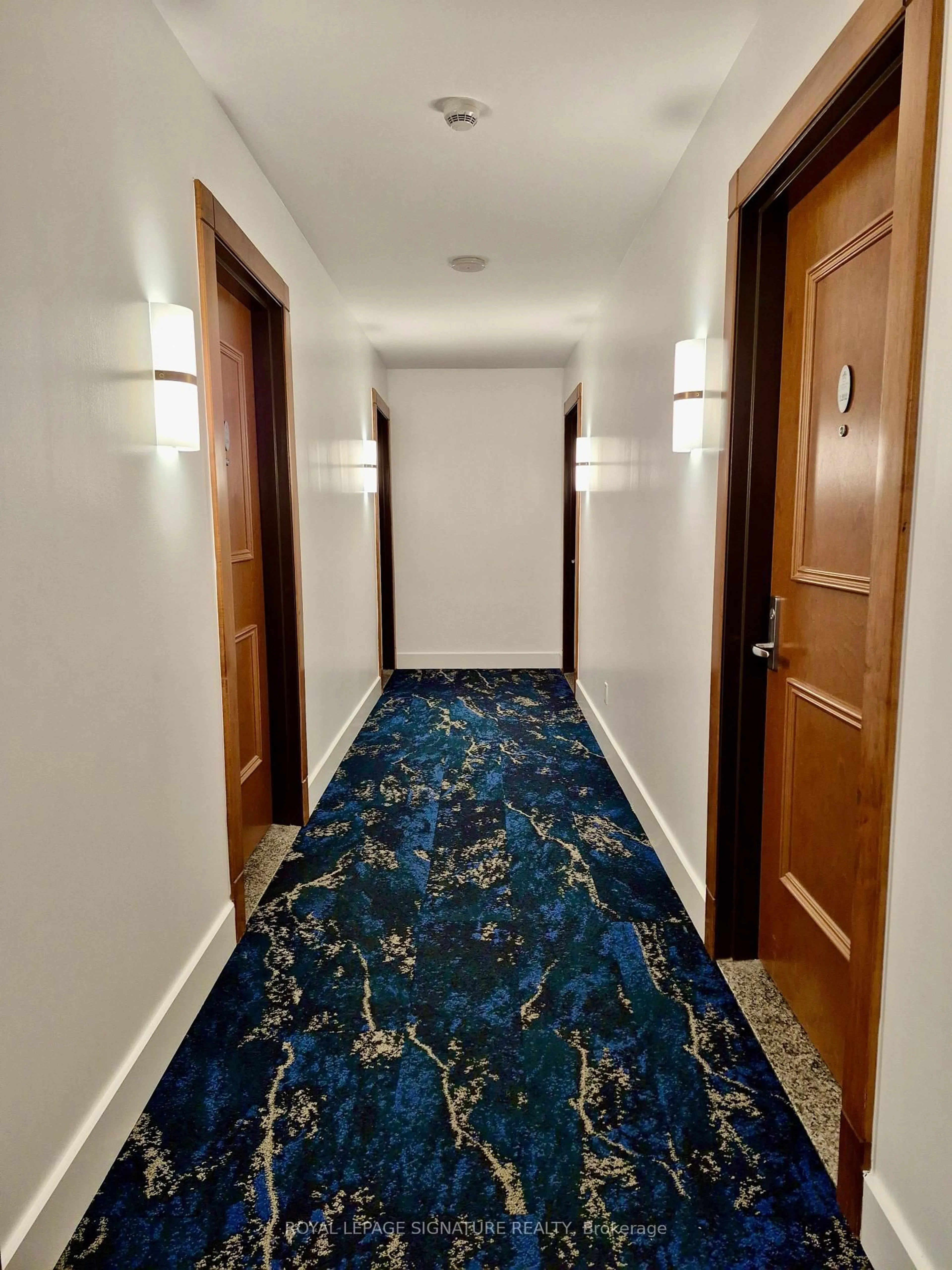 Indoor foyer for 242 Rideau St #1208, Ottawa Ontario K1N 0B7