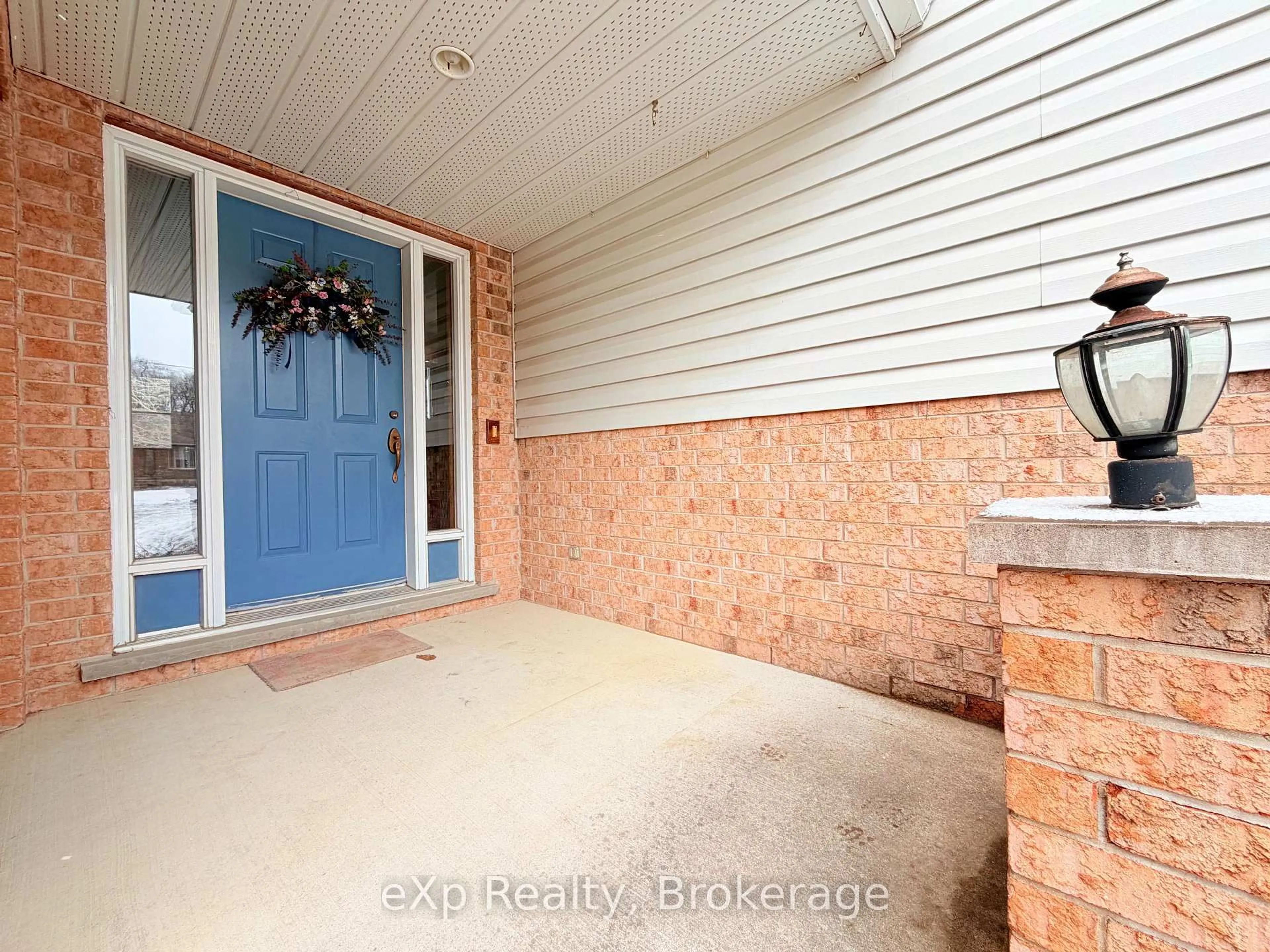 Indoor entryway for 27 Willow St, Brockton Ontario N0G 2V0
