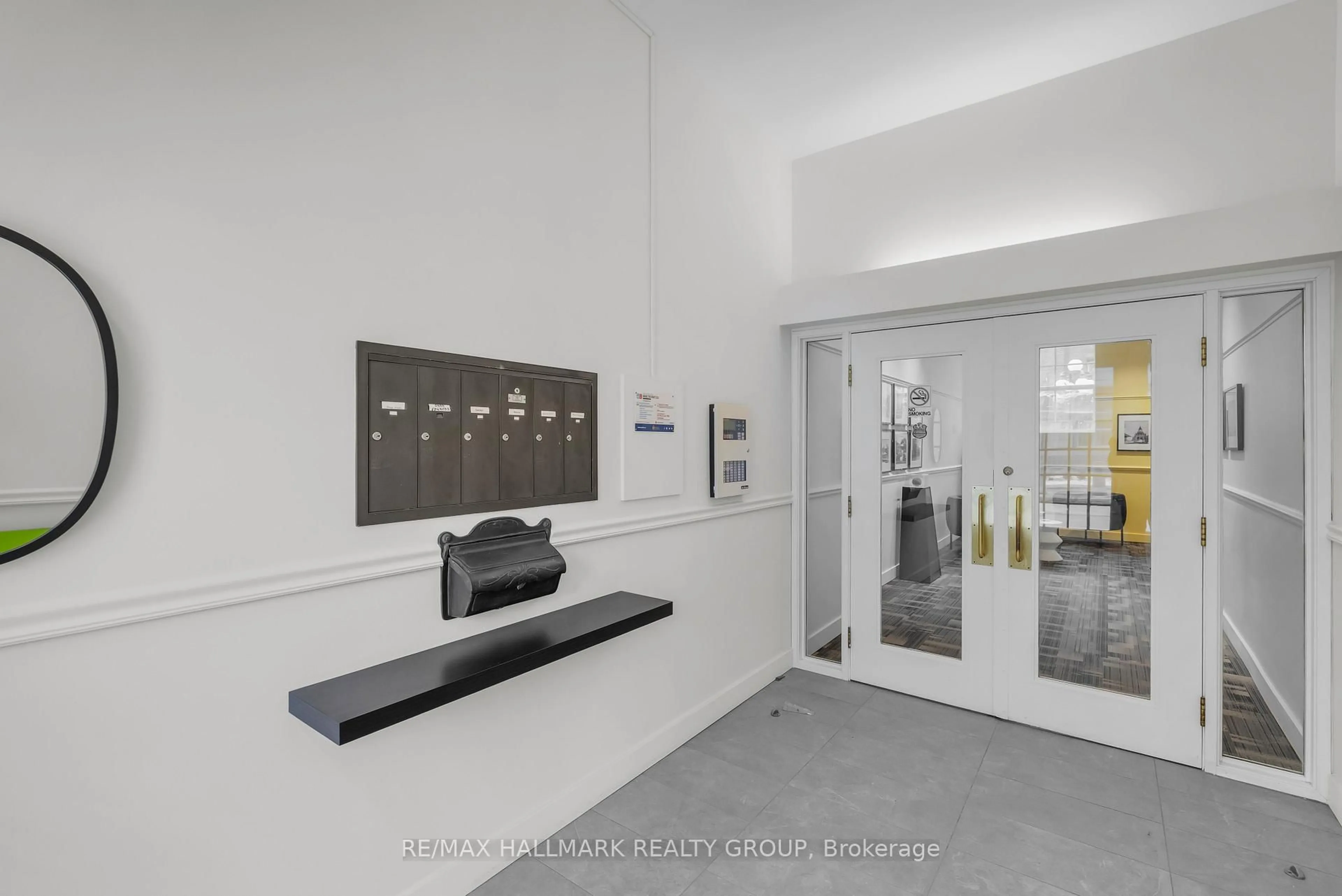 Indoor foyer for 489 Sussex Dr #4, Ottawa Ontario K1N 6Z5