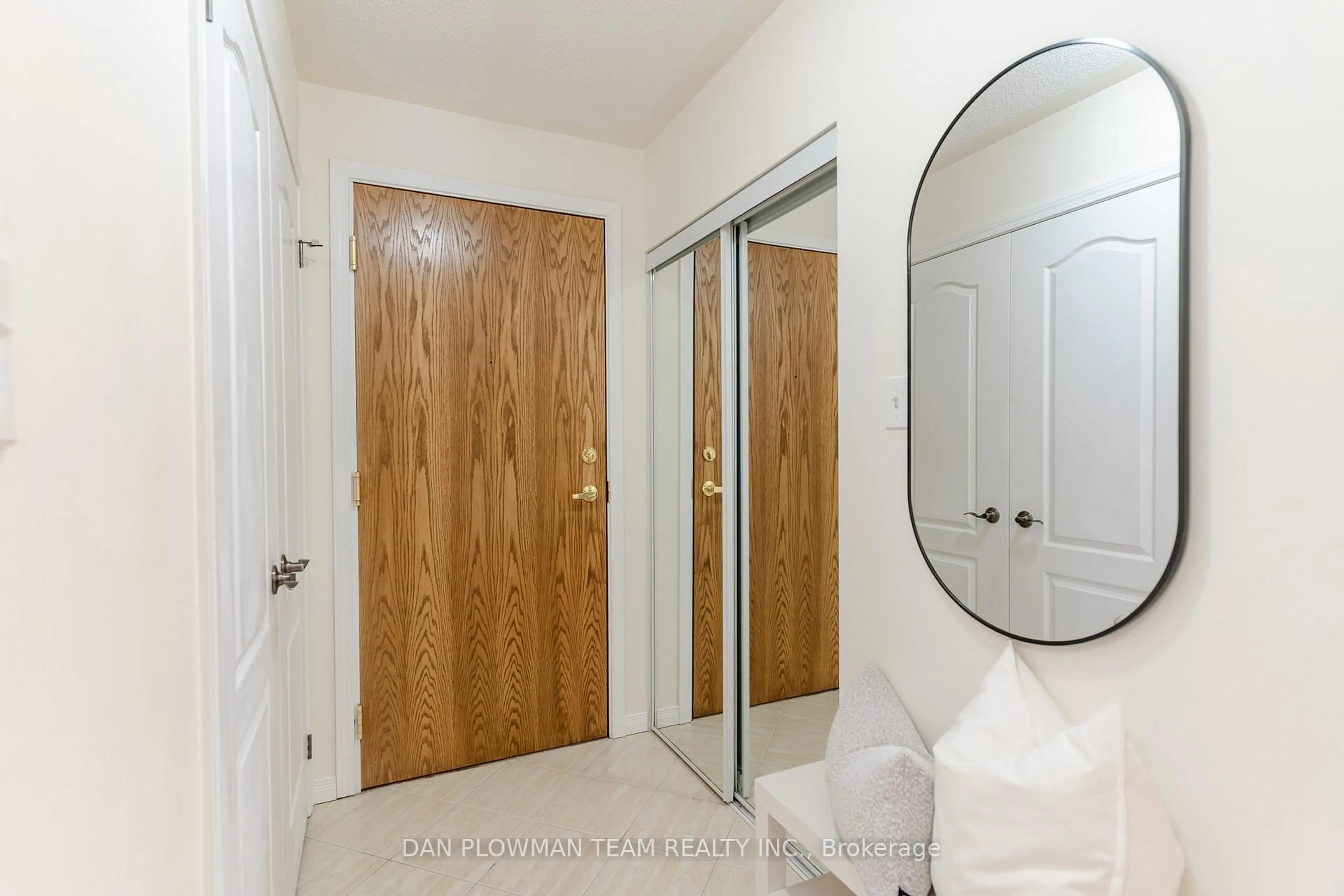 Indoor entryway for 306 Spillsbury Dr #209, Peterborough Ontario K9K 0B5