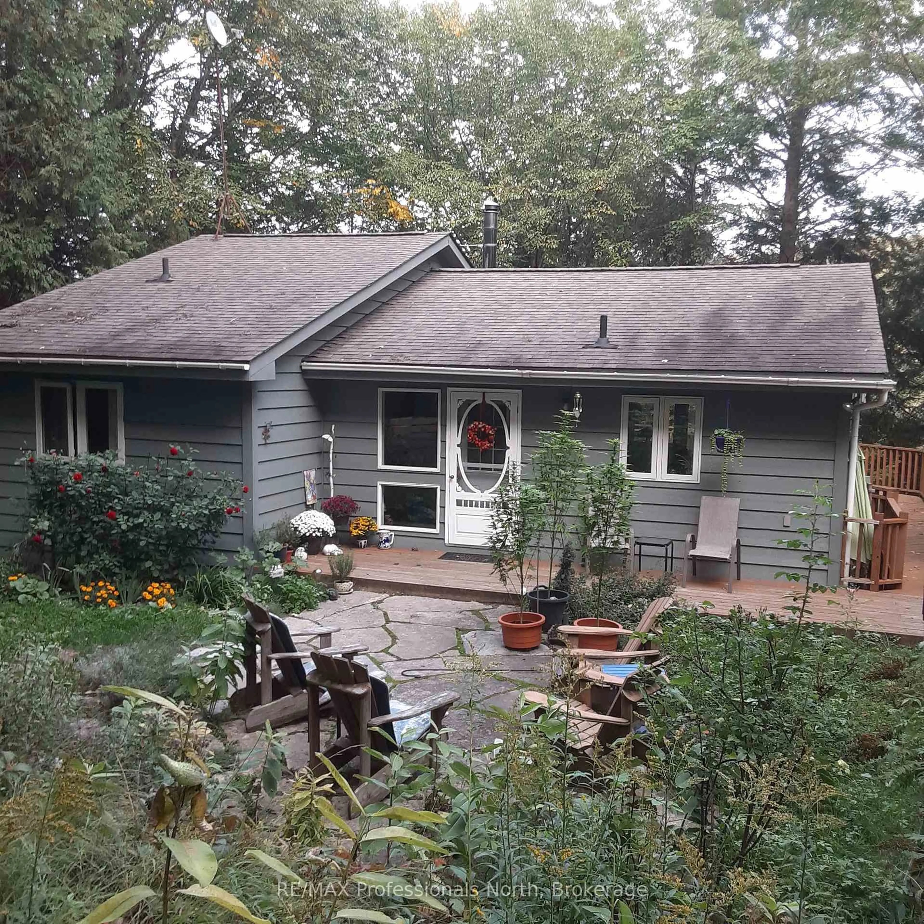 Home with vinyl exterior material, forest/trees view for 1048 Elk Dr, Dysart et al Ontario K0M 1S0