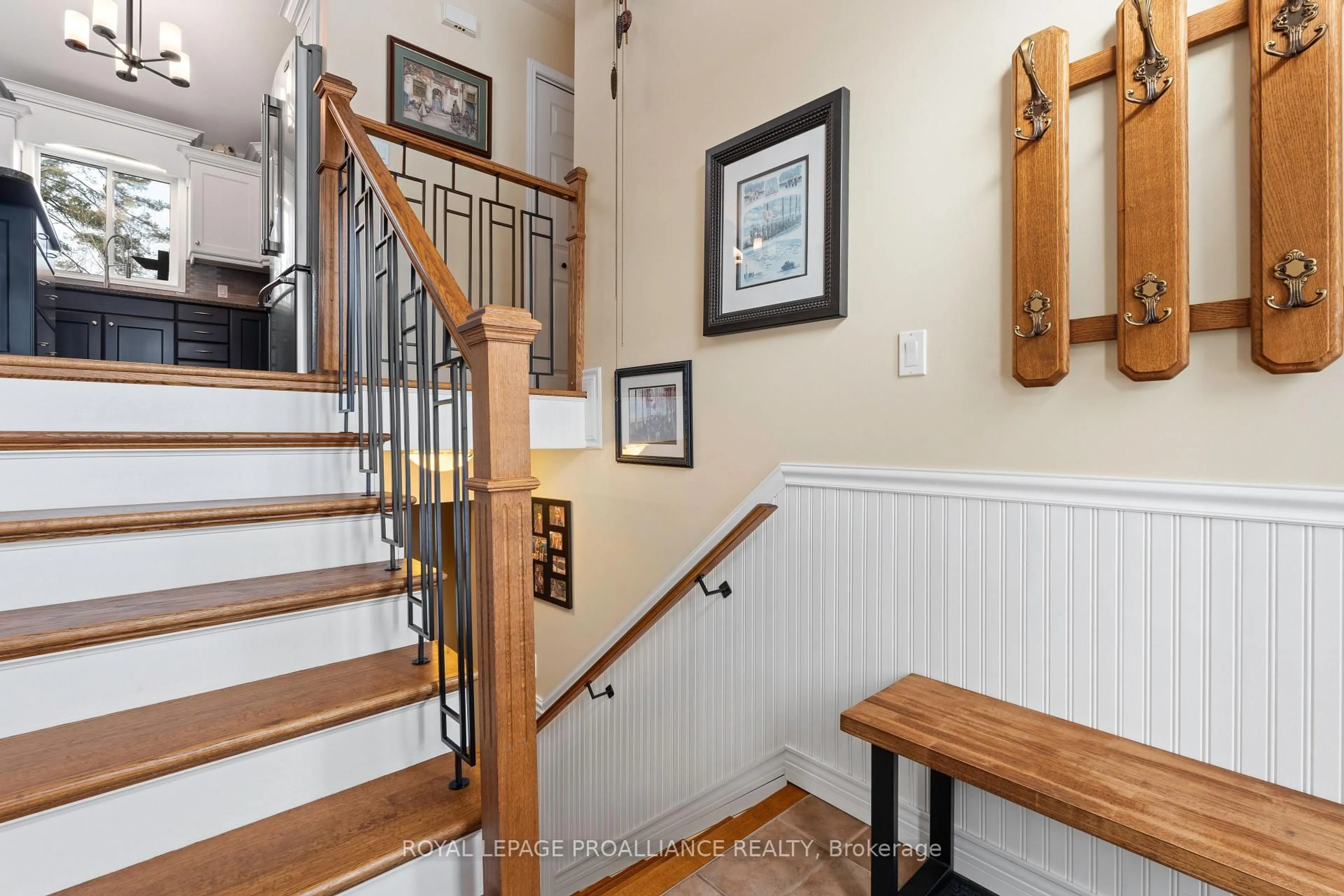 Indoor entryway for 72 Glenburnie Rd, Ingleside Ontario K8V 5P4