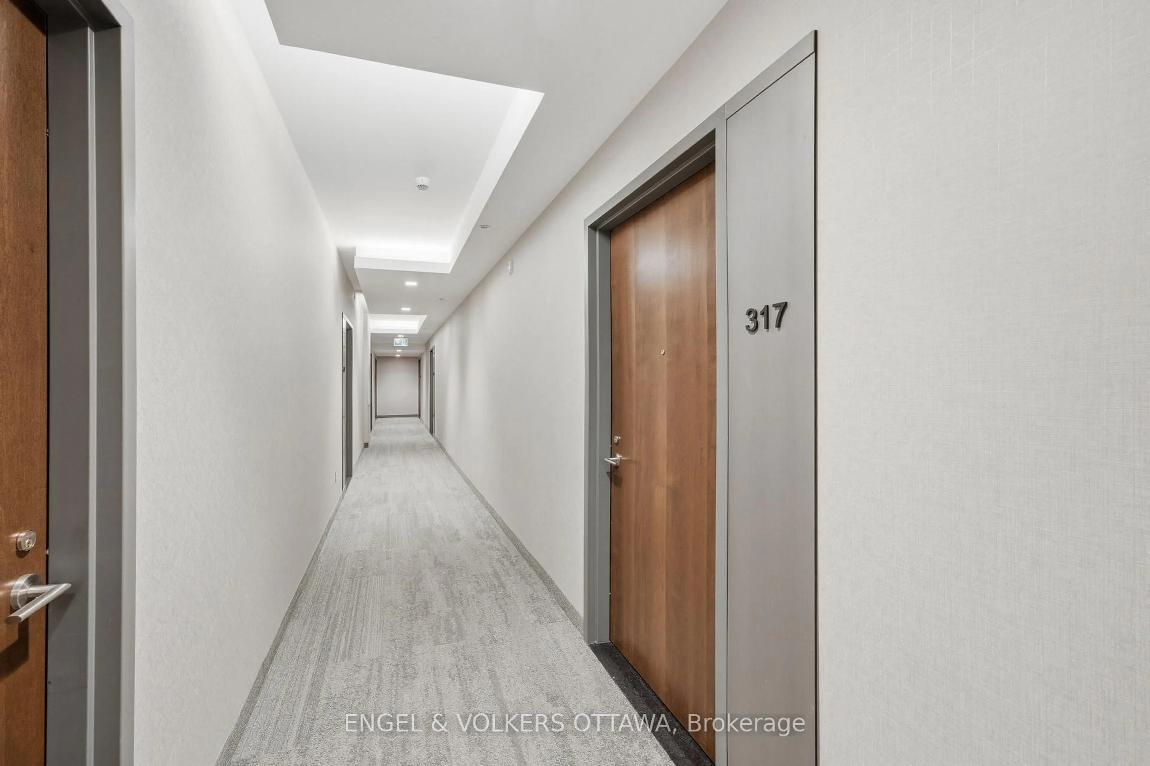 Indoor foyer for 320 Miwate Private #317, Ottawa Ontario K1R 0E1