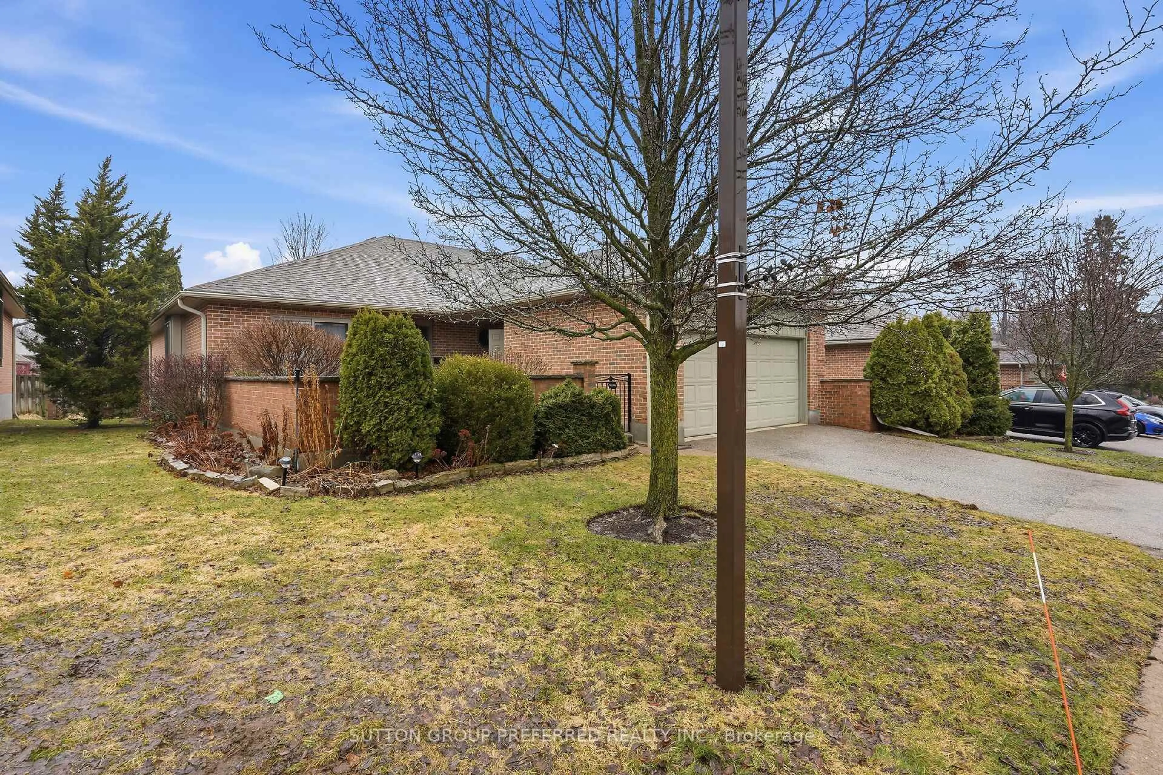 A pic from outside/outdoor area/front of a property/back of a property/a pic from drone, street for 5 Cadeau Terr #39, London South Ontario N6K 4H9