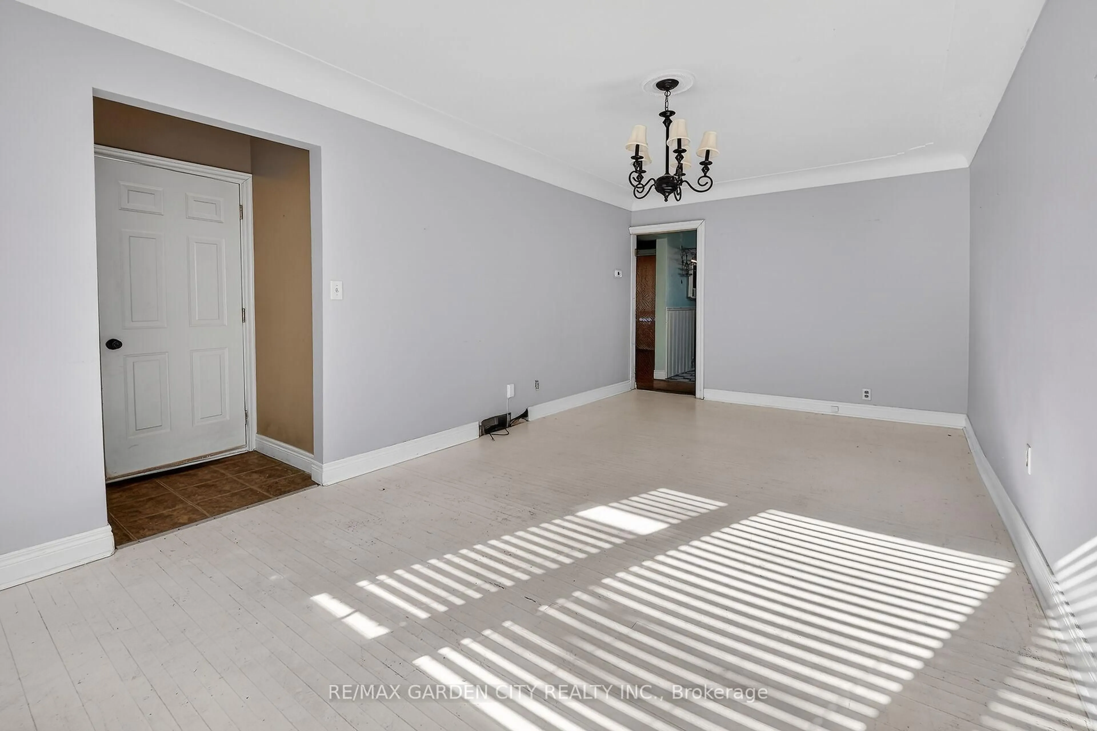 A pic of a room for 193 Tragina Ave, Hamilton Ontario L8H 5C7