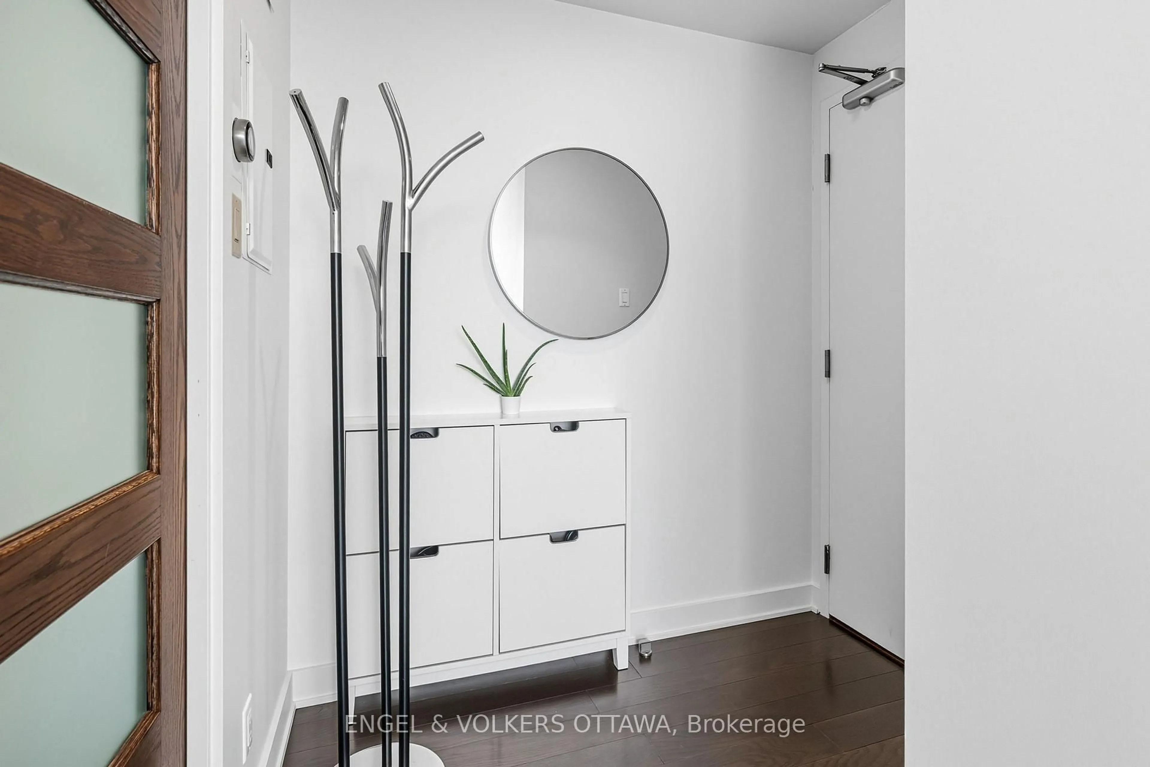 Indoor entryway for 360 Mcleod St #603, Ottawa Ontario K2P 1A9