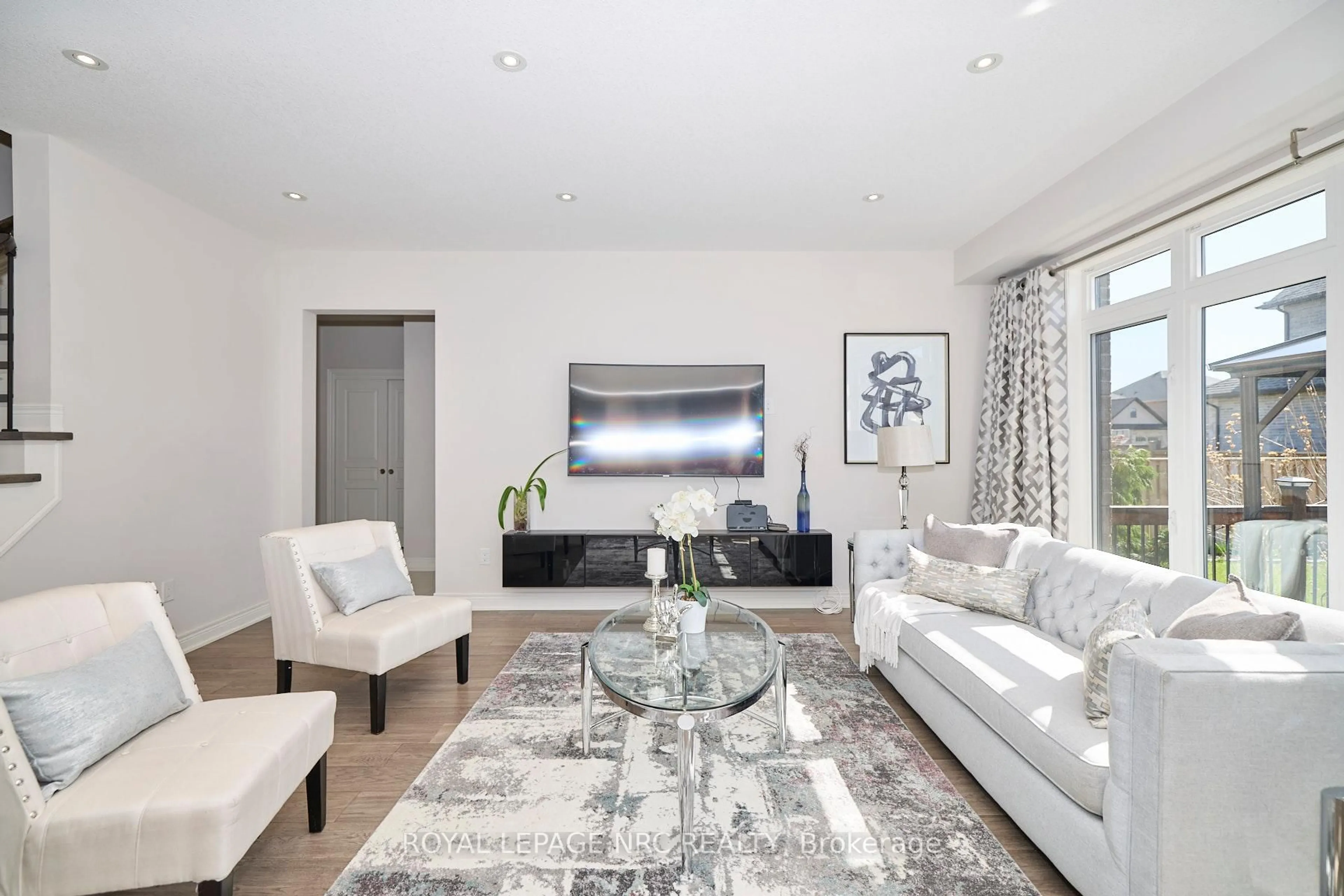 Living room with furniture, unknown for 9324 Madison Cres, Niagara Falls Ontario L2H 0M3