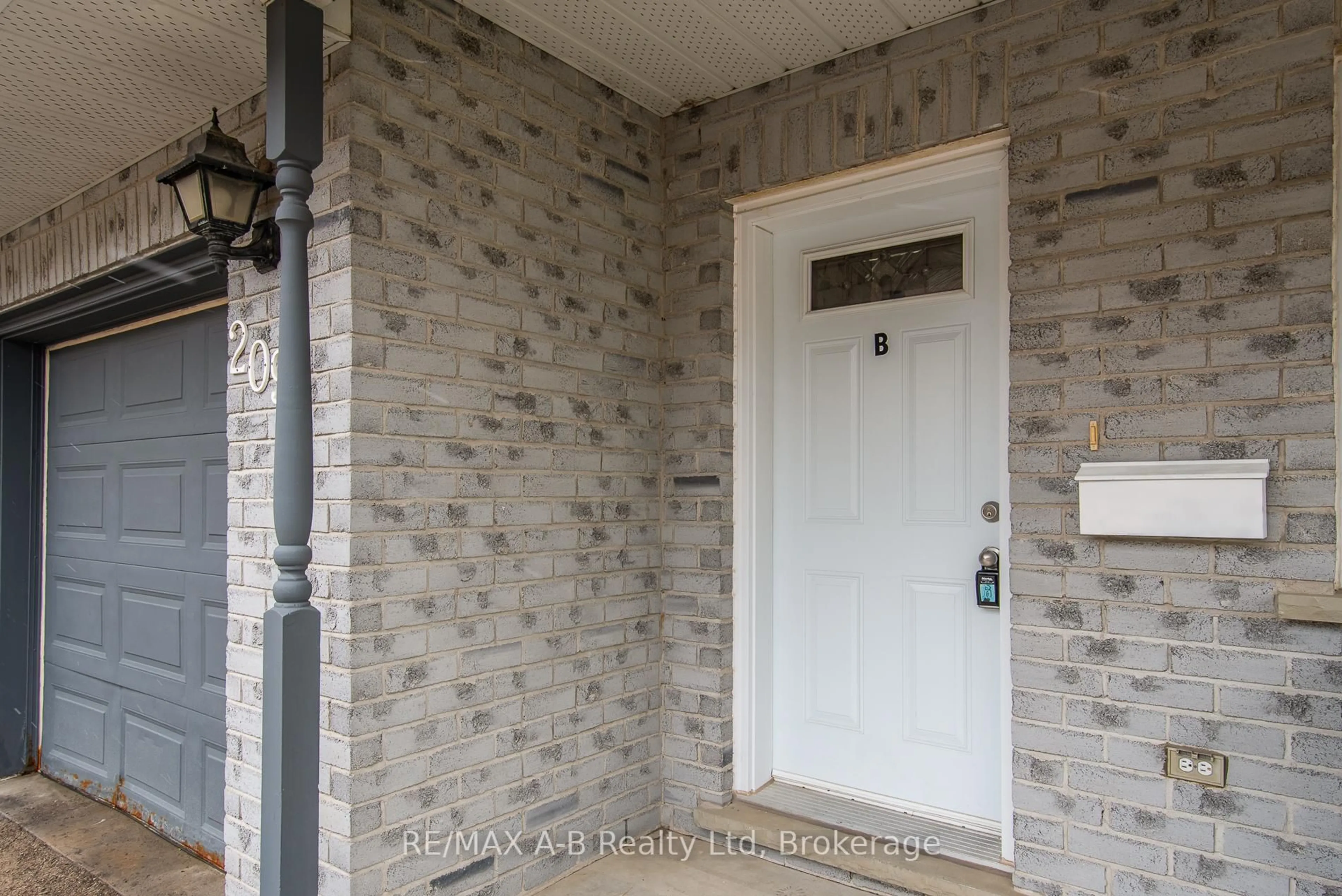 Indoor entryway for 209 Jacob St, Wilmot Ontario N3A 1C5