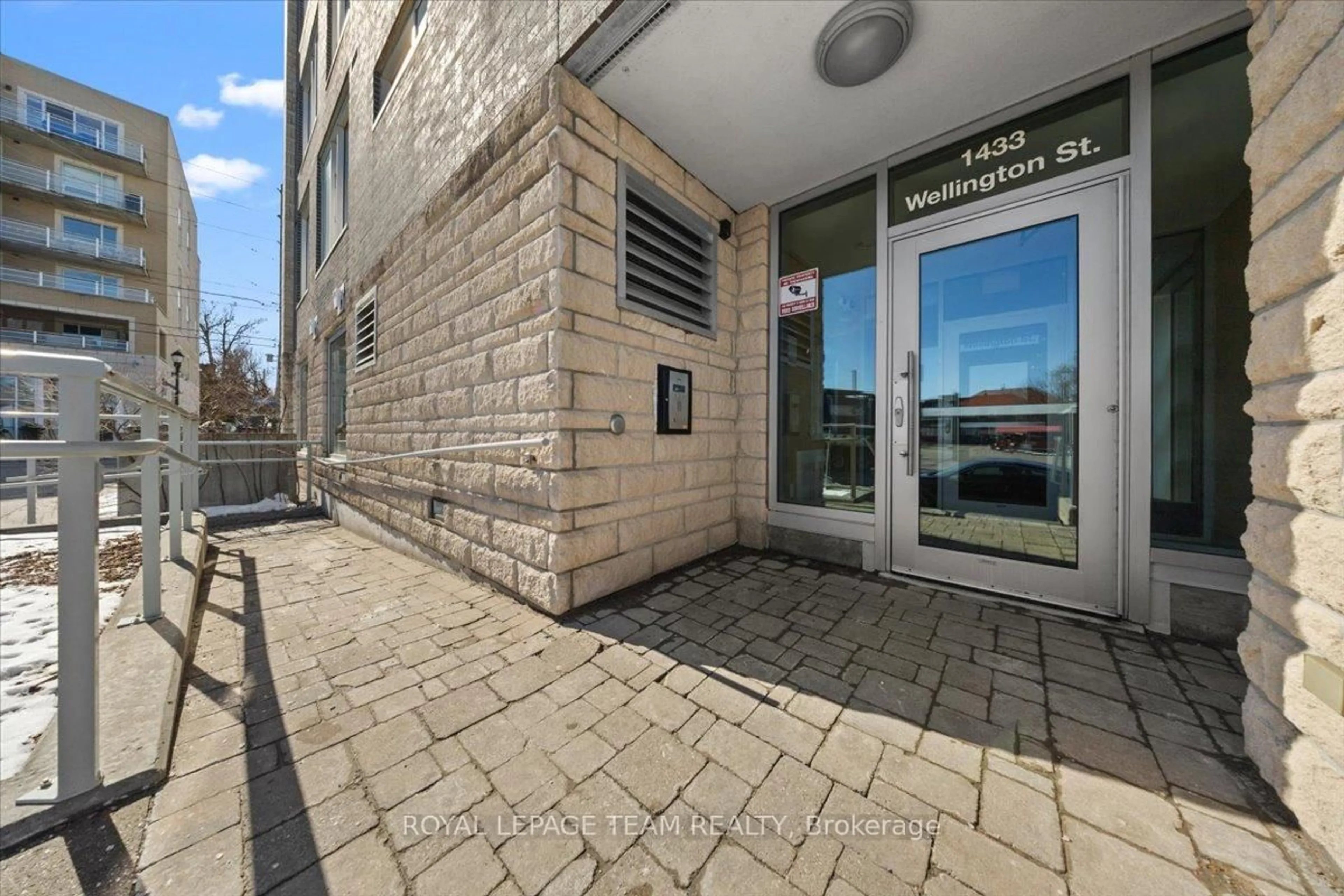 Unknown for 1433 Wellington St #304, Ottawa Ontario K1Y 2X4