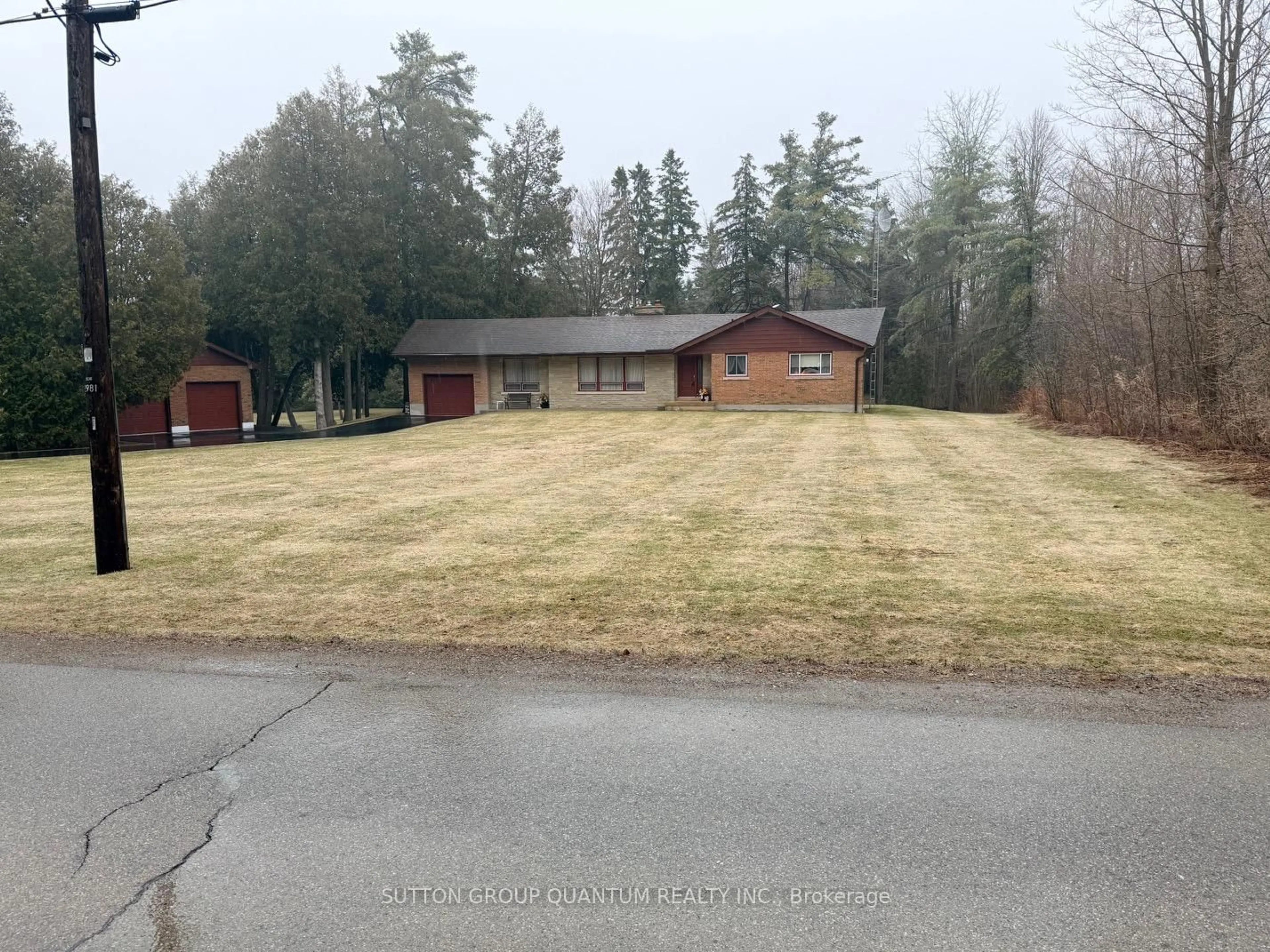 A pic from outside/outdoor area/front of a property/back of a property/a pic from drone, street for 506 11th Concession Rd, Hamilton Ontario L8B 1J1