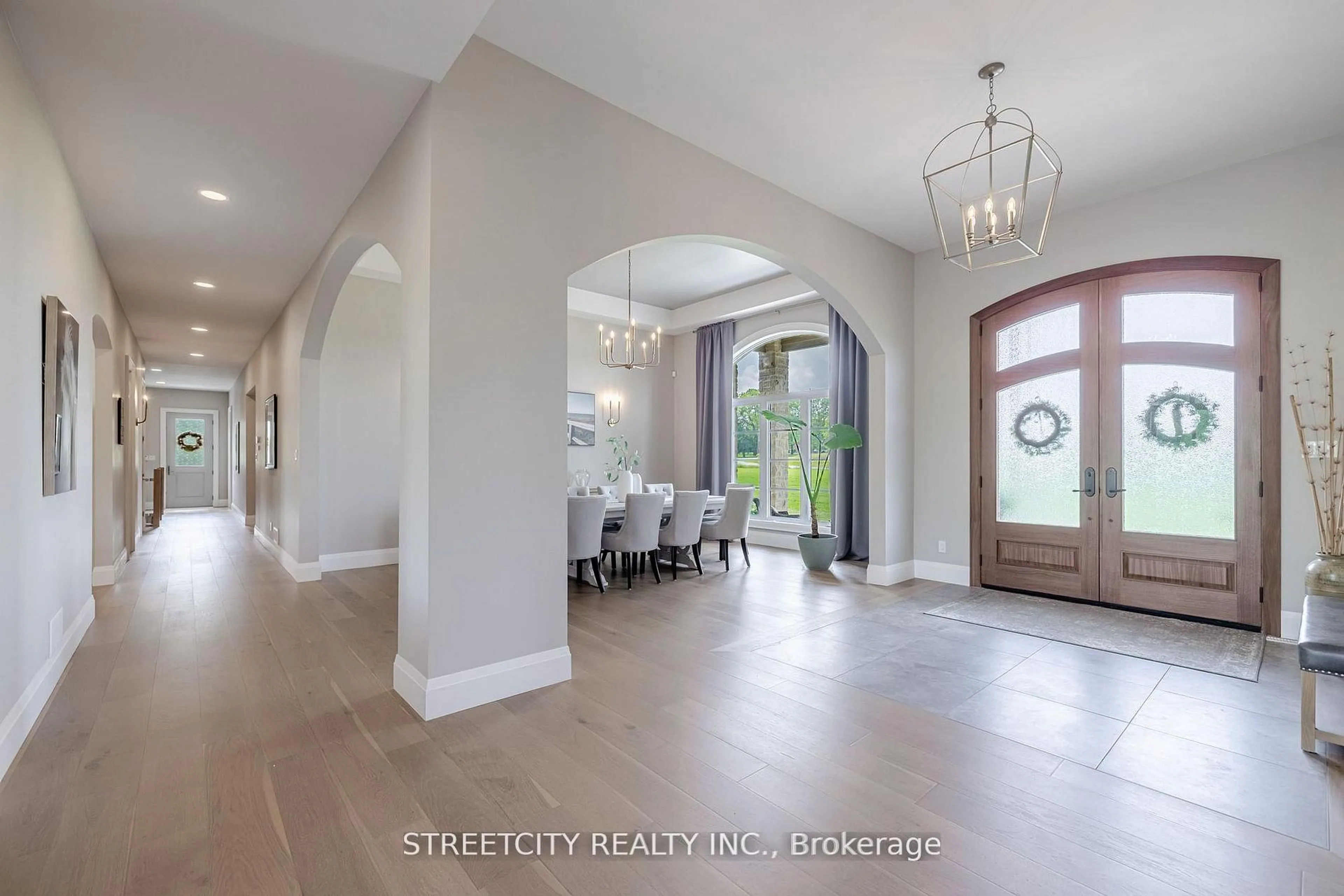 Indoor entryway for 20724 Denfield Rd, London North Ontario N6H 5L2